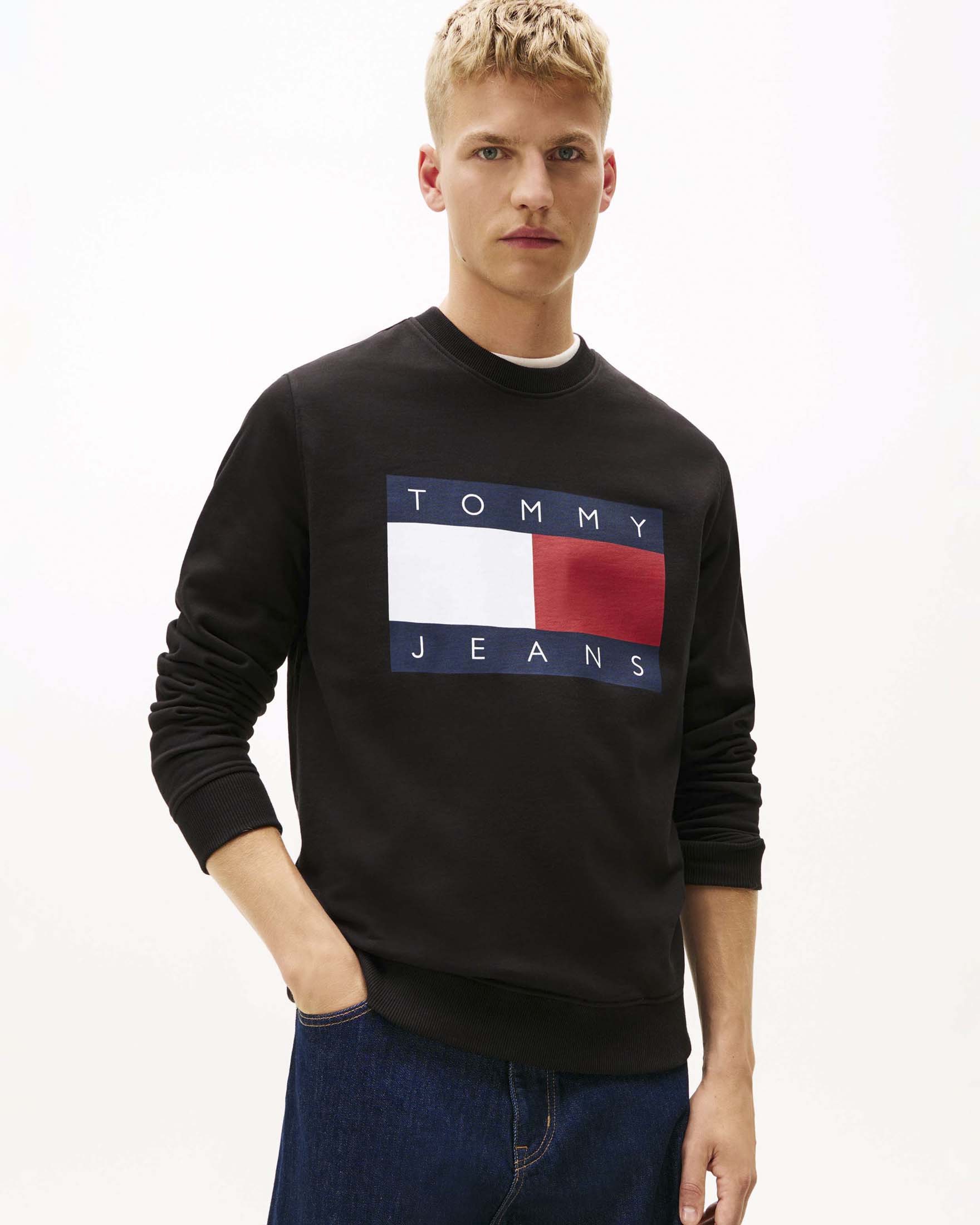 Felpa girocollo Tommy Jeans nera in cotone con maxi logo bandiera stampato sul davanti image