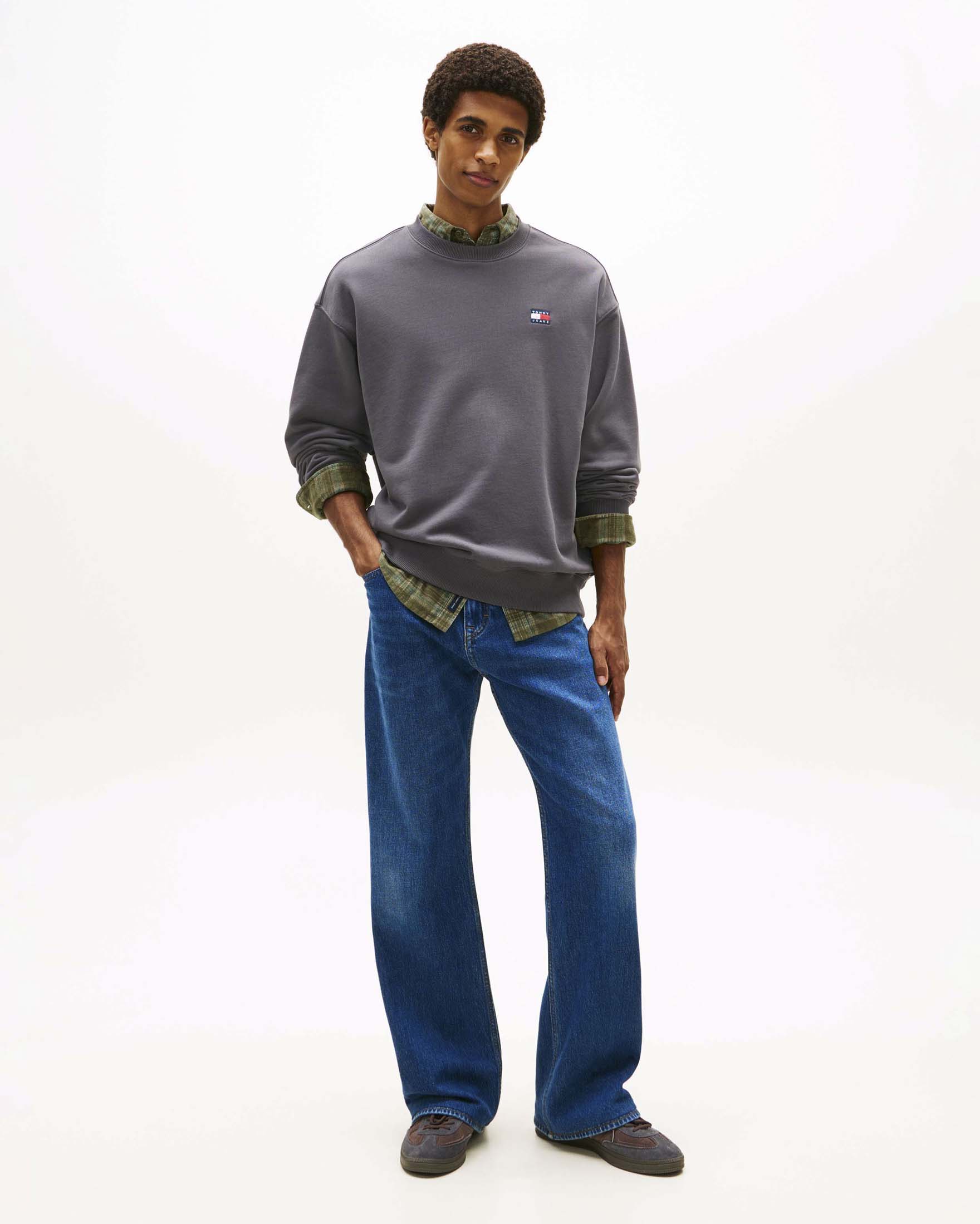 Felpa girocollo relaxed-fit Tommy Jeans grigia antracite in cotone con logo patch ricamato