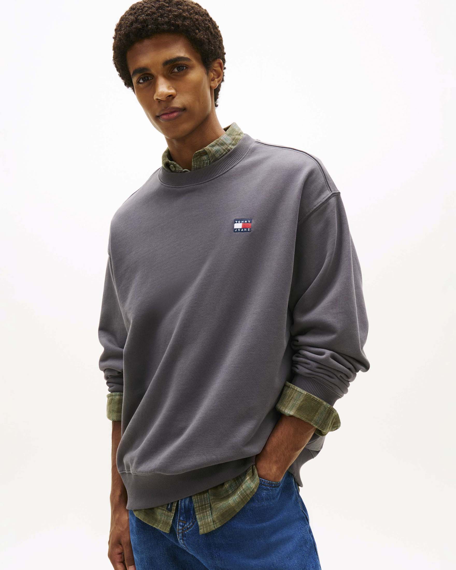 Felpa girocollo relaxed-fit Tommy Jeans grigia antracite in cotone con logo patch ricamato image