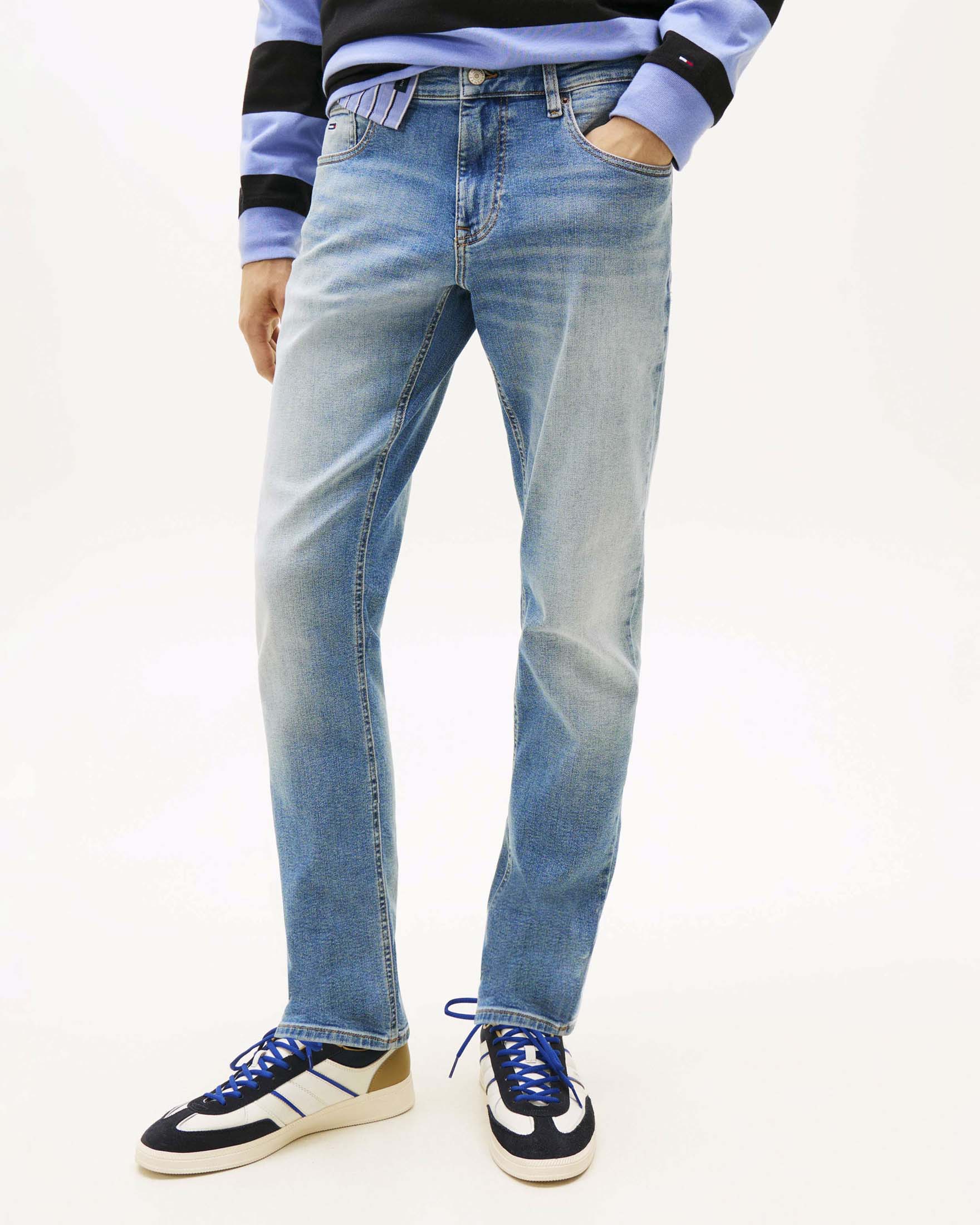 Jeans Tommy Jeans light wash in denim stretch con logo bandierina ricamato image