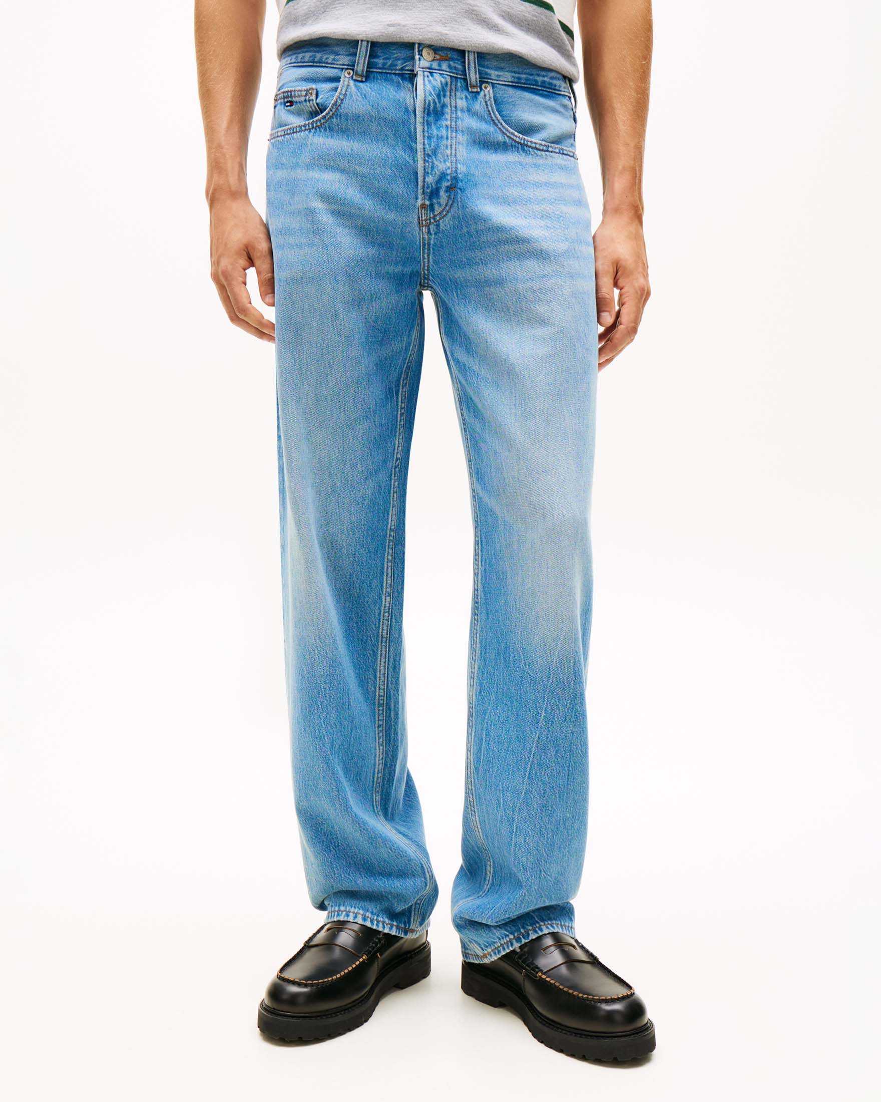Jeans light wash Tommy Jeans in misto cotone e lyocell con tag bandiera image