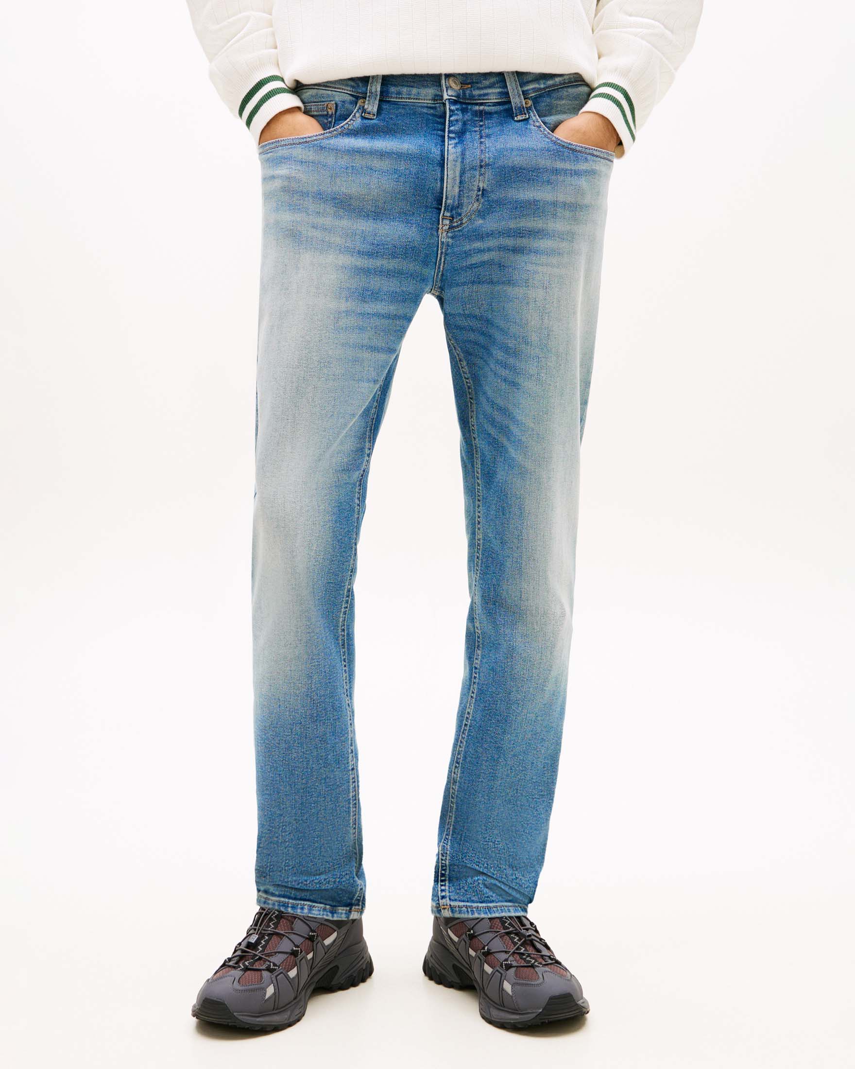 Jeans slim Tommy Jeans light wash in denim stretch con ricamo logo su tasca image
