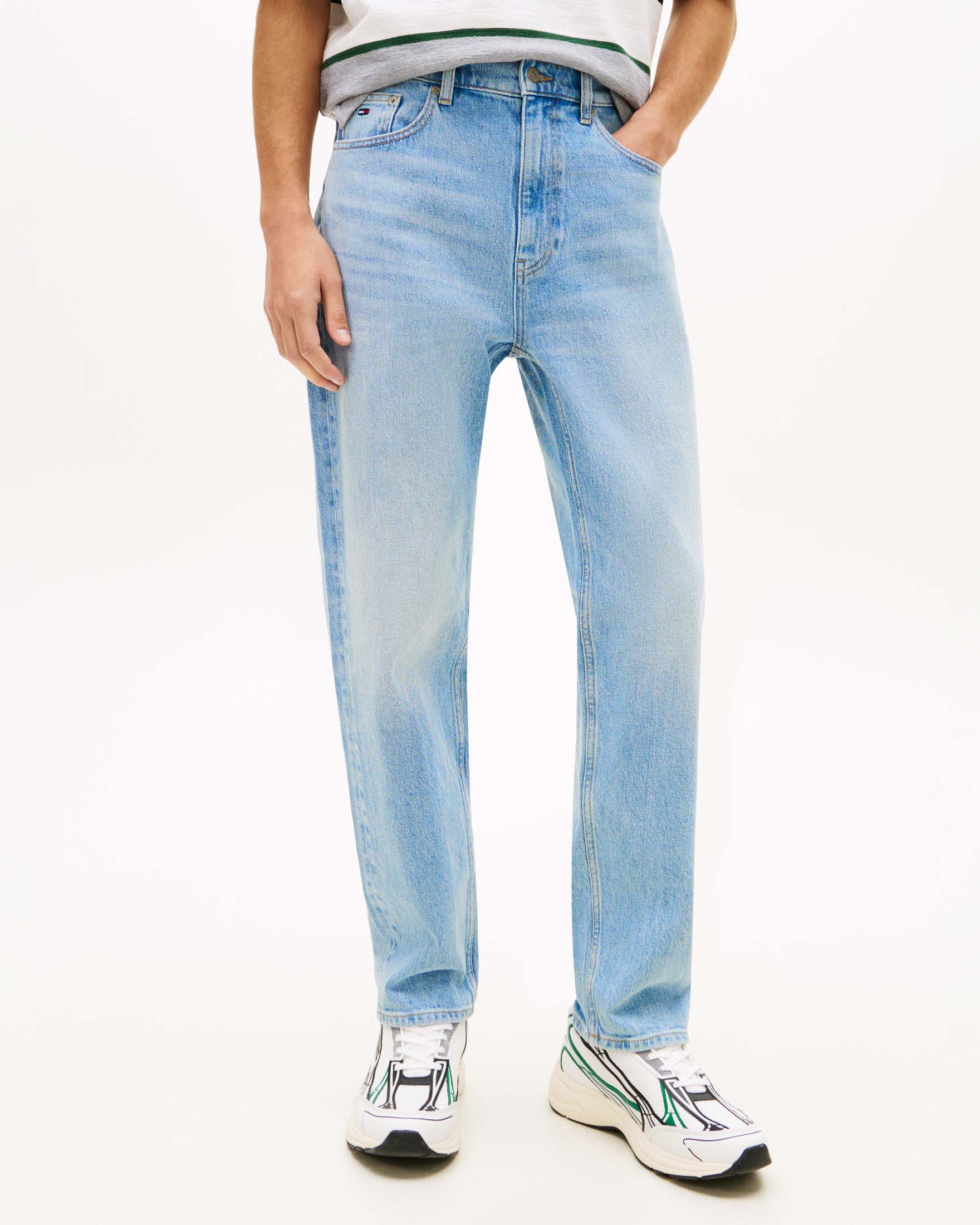 Jeans regular Tommy Jeans bleach wash in denim stretch con logo ricamato su tasca image