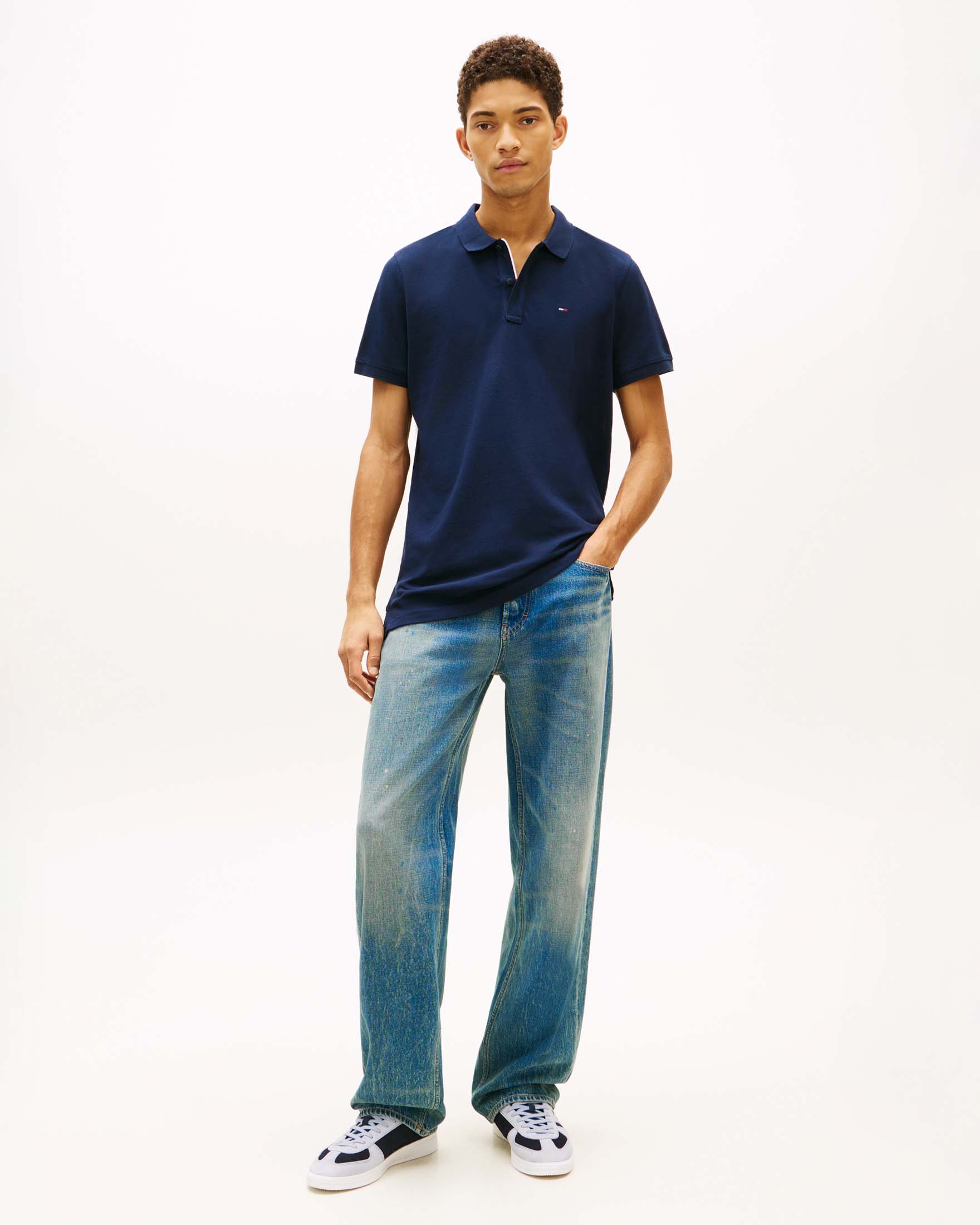 Polo blu in piqué di cotone con logo bandierina ricamato sul petto