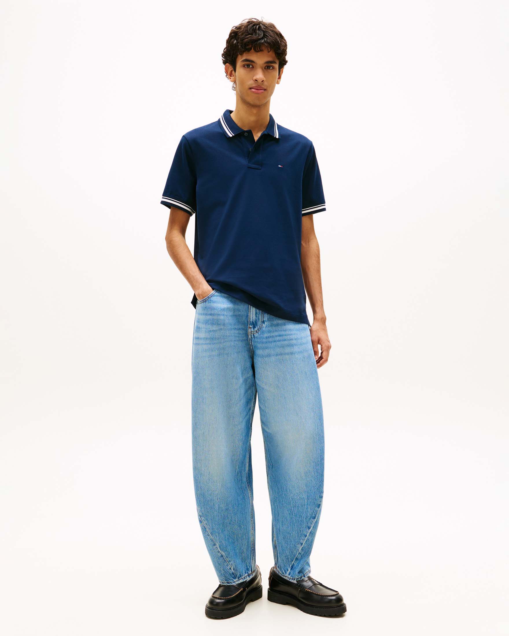 Polo blu scuro in cotone con logo ricamato e profili a contrasto