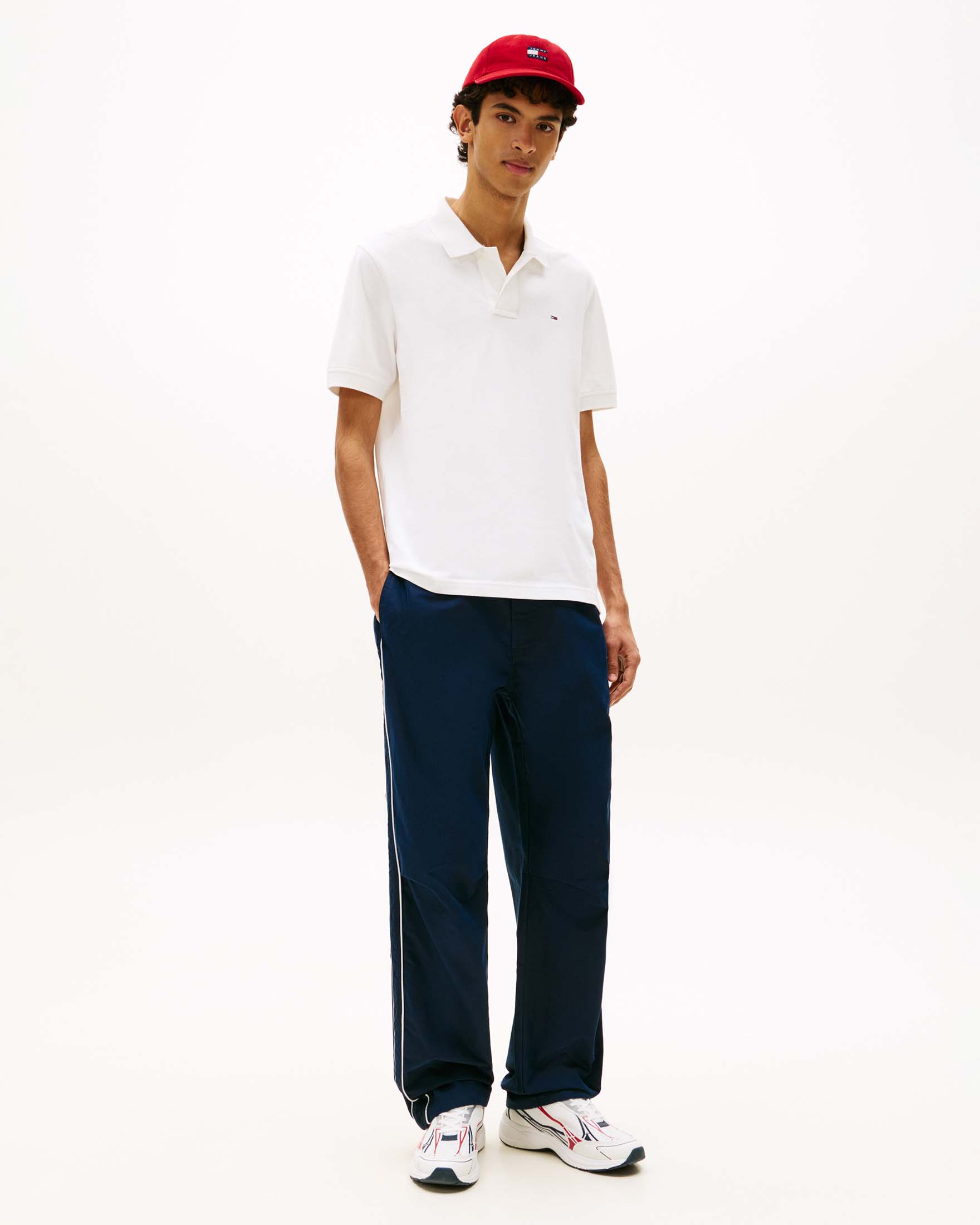Tommy Jeans — Polo Tommy Jeans bianca in cotone piqué con logo bandiera ricamato sul petto