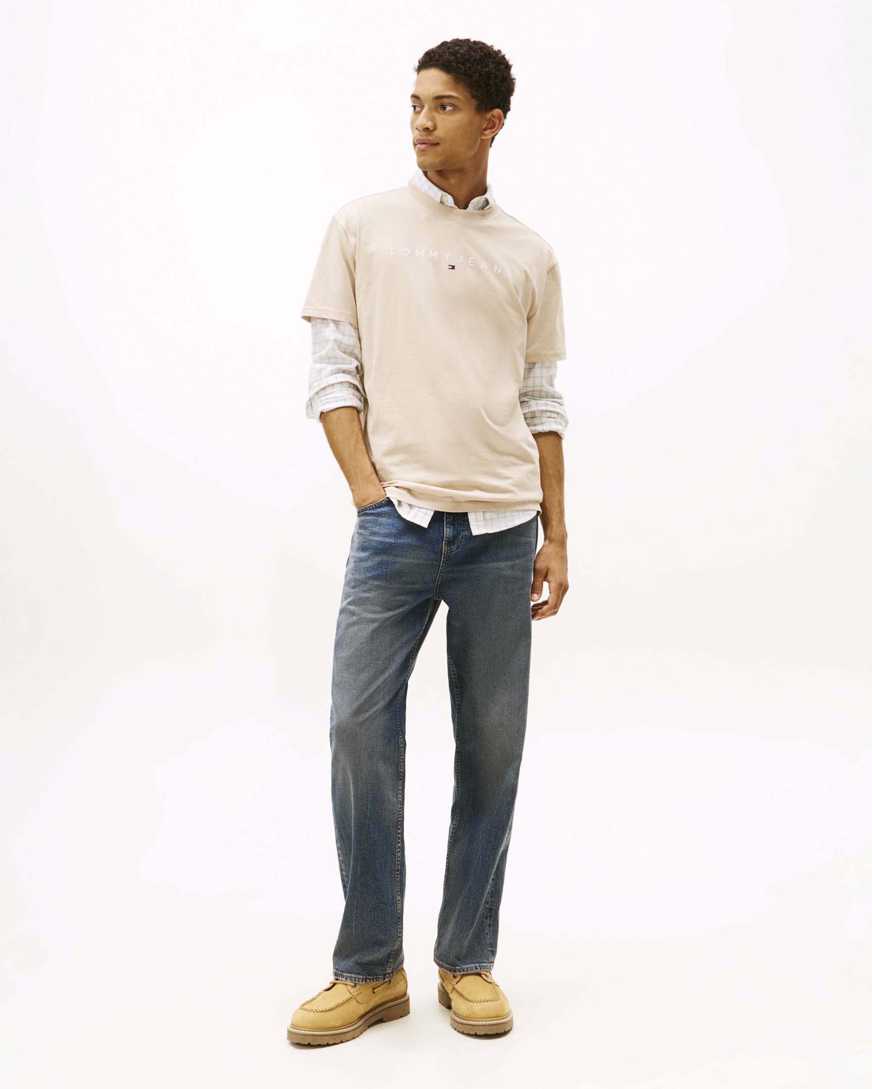 T-shirt Tommy Jeans sabbia in cotone con logo lineare ricamato sul petto