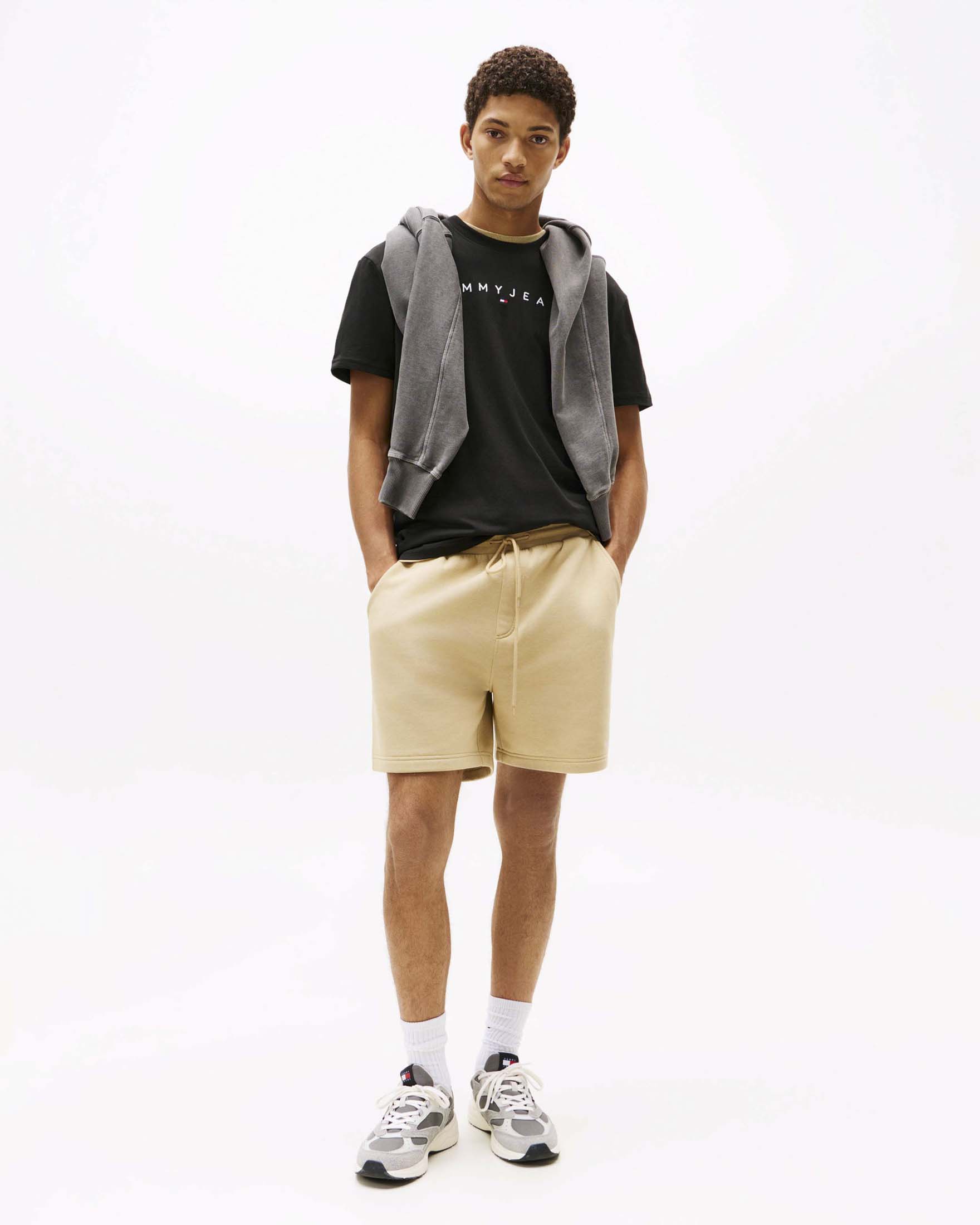 T-shirt nera in cotone con logo lineare ricamato sul petto