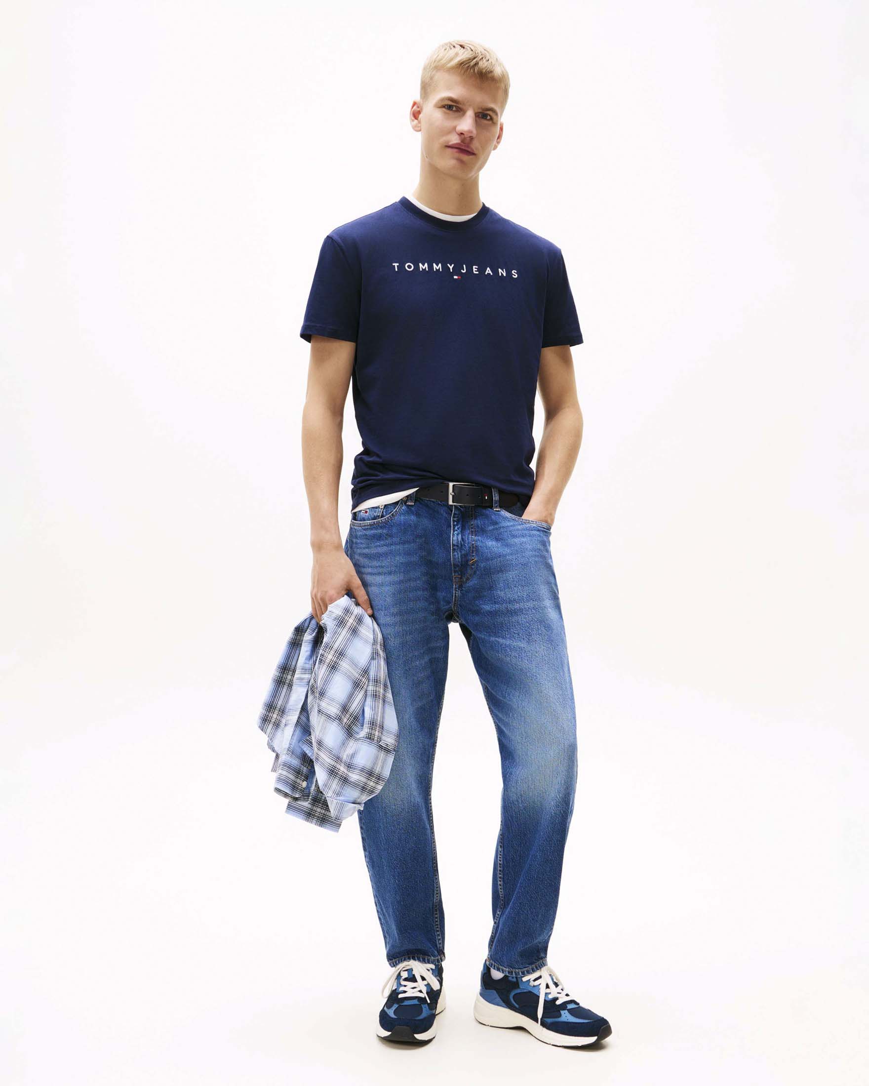 Tommy Jeans — T-shirt Tommy Jeans blu scuro in cotone con logo lineare ricamato sul petto