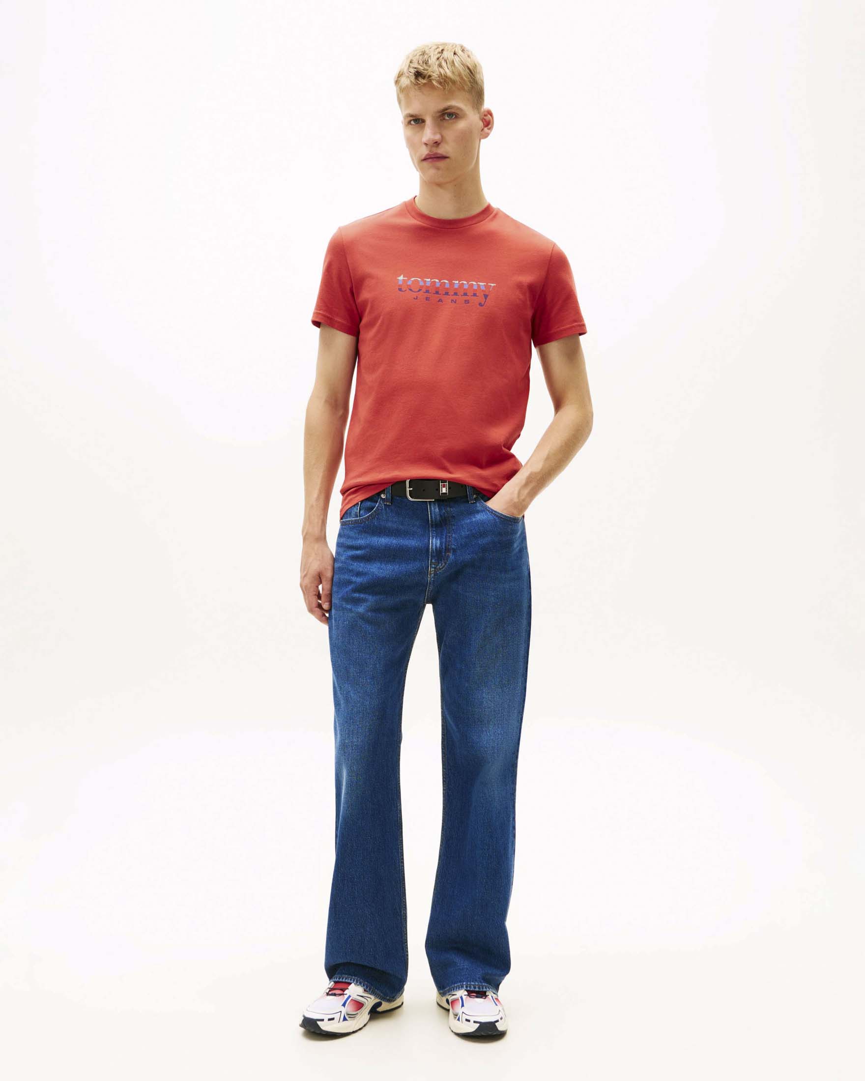 T-shirt Tommy Jeans rossa in cotone con stampa logo frontale