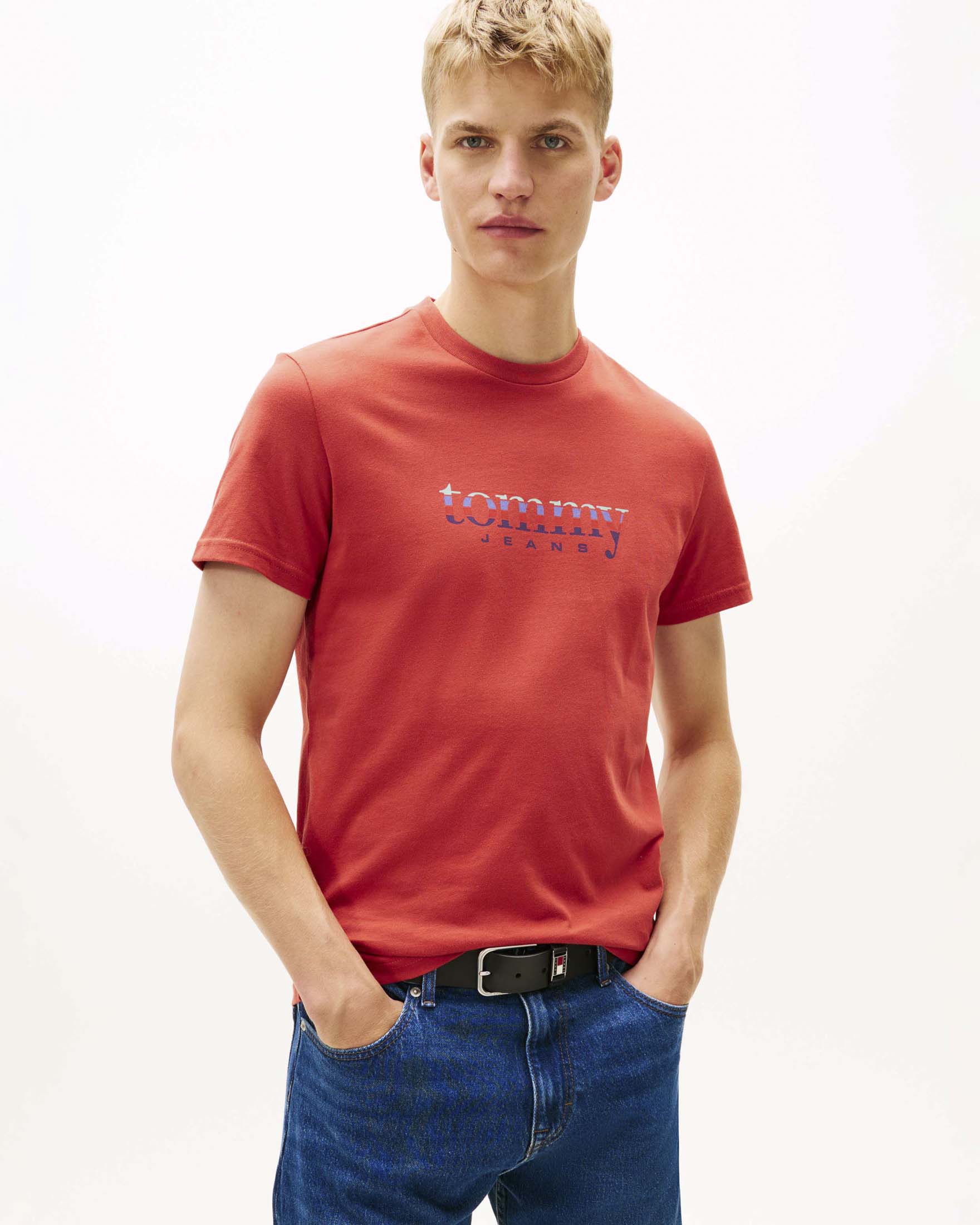T-shirt Tommy Jeans rossa in cotone con stampa logo frontale image