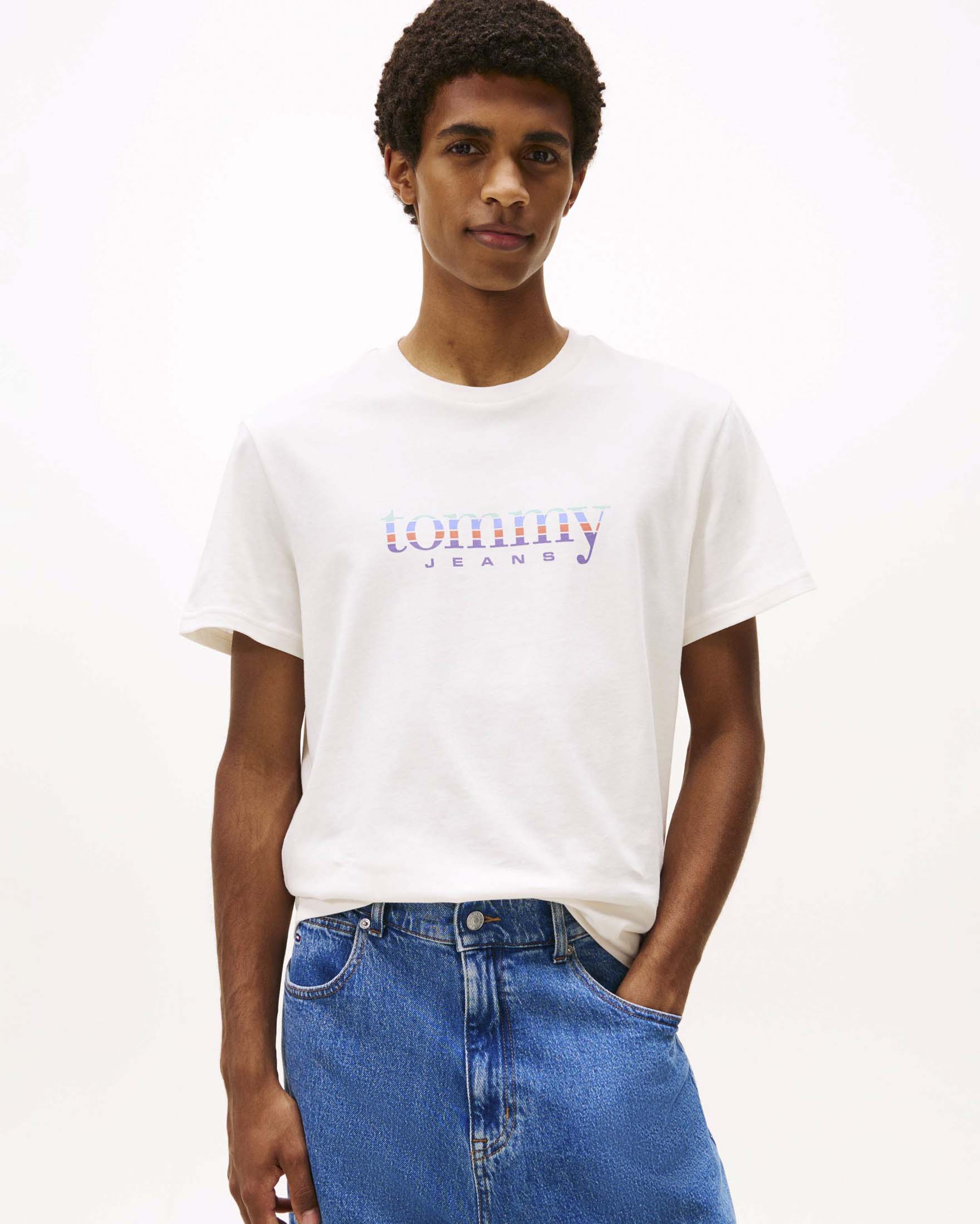 T-shirt Tommy Jeans bianca in cotone con stampa logo frontale image