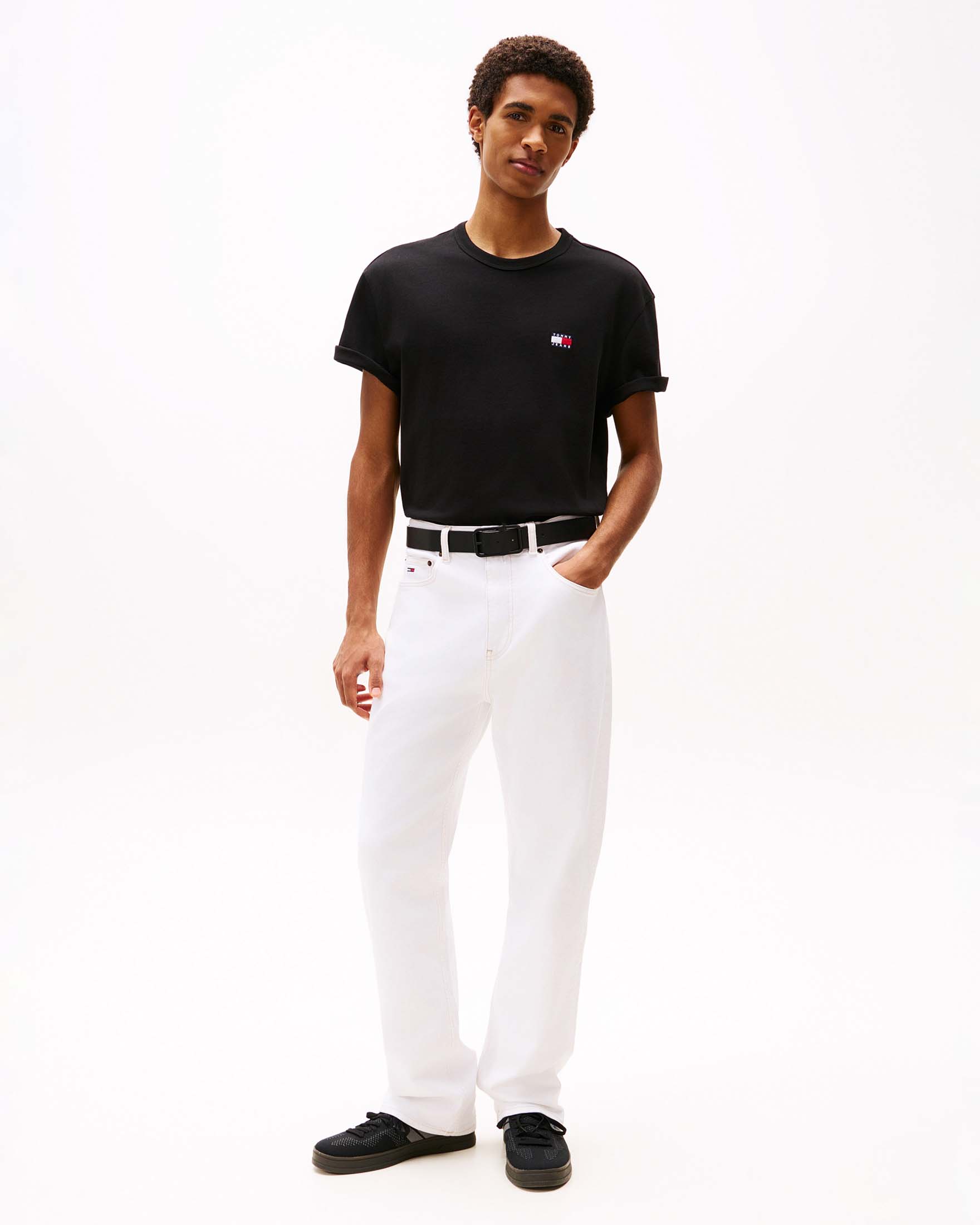 T-shirt Tommy Jeans nera in cotone con logo flag ricamato sul petto