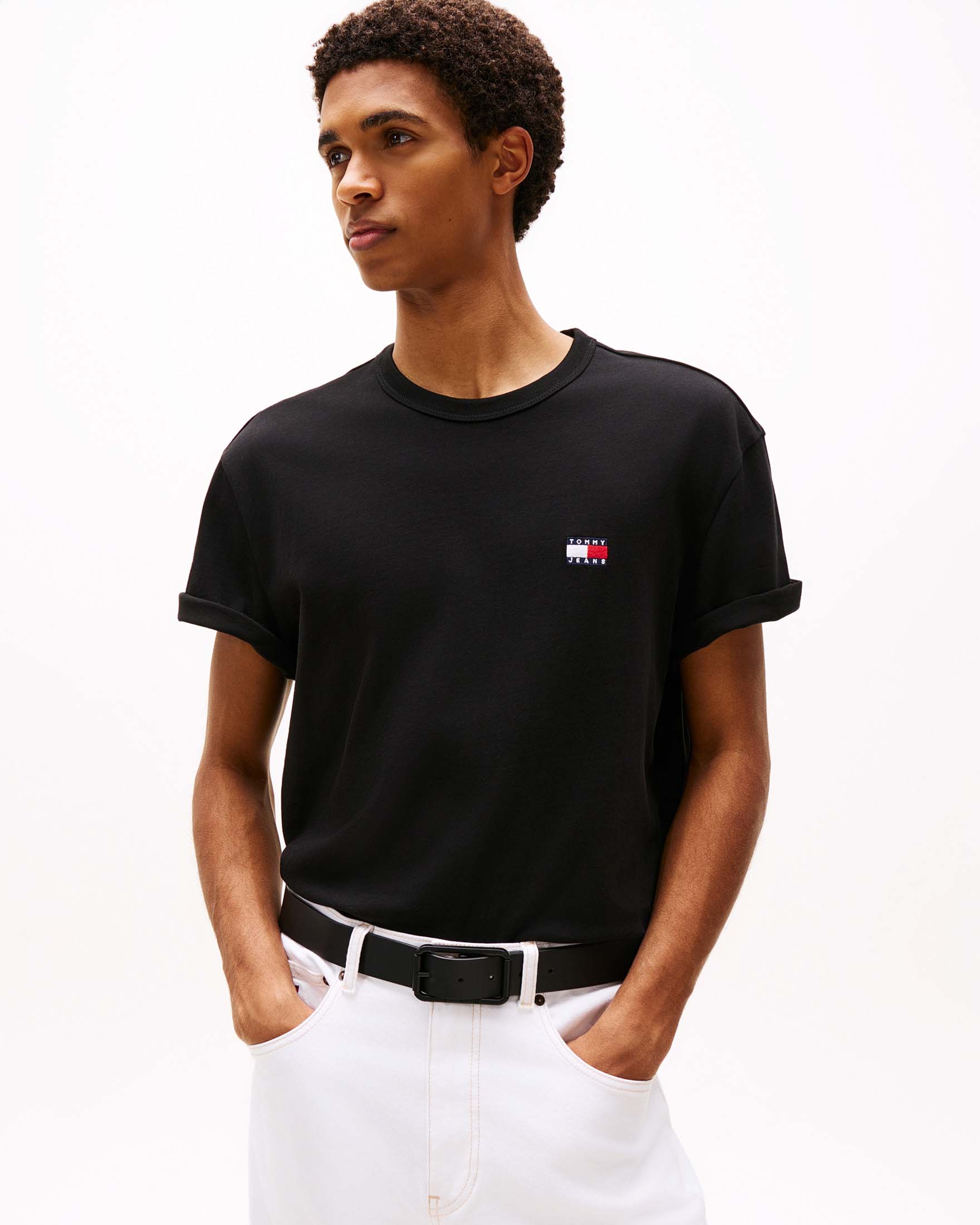 T-shirt Tommy Jeans nera in cotone con logo flag ricamato sul petto image