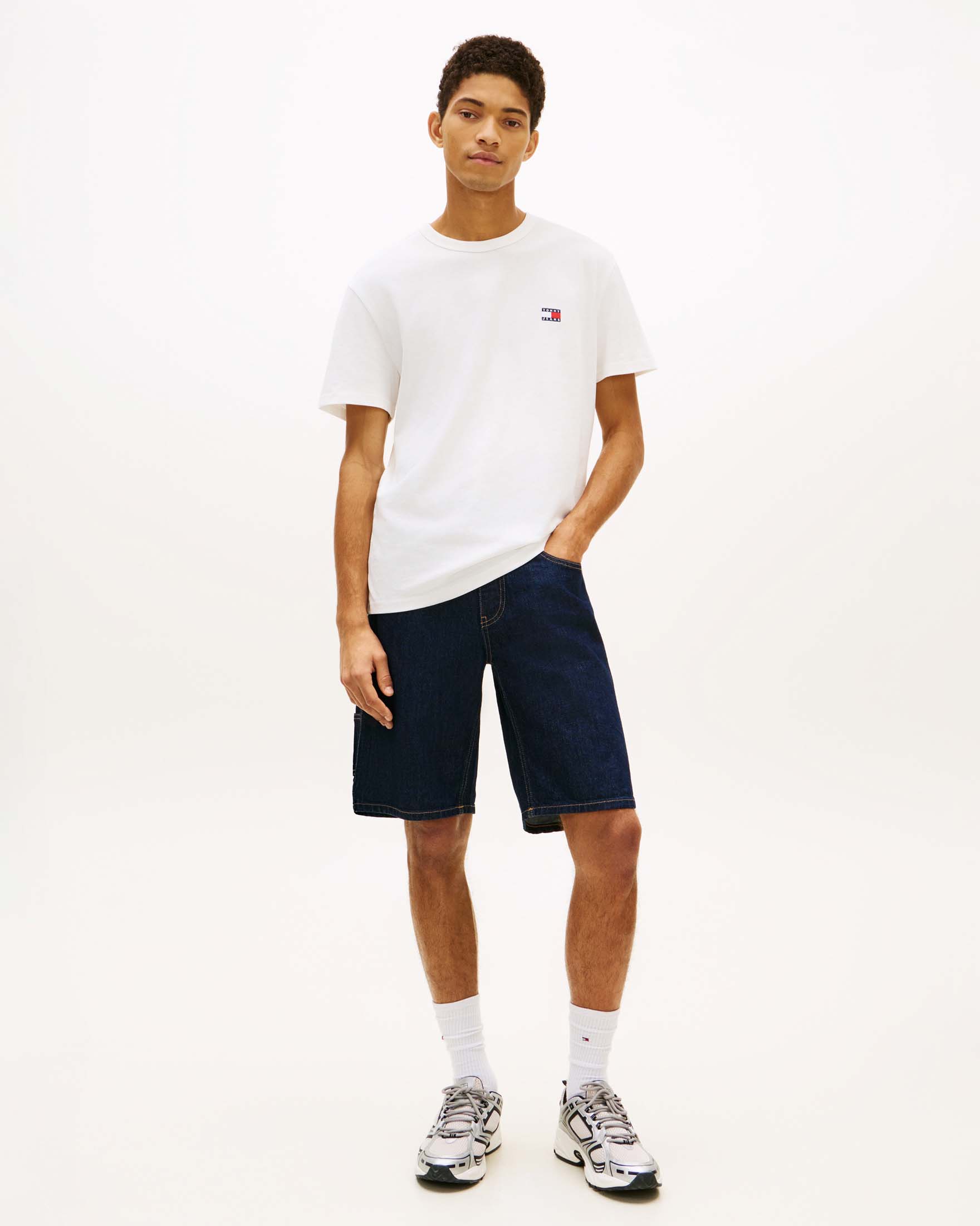 Tommy Jeans — T-shirt Tommy Jeans bianca in cotone con logo flag ricamato sul petto