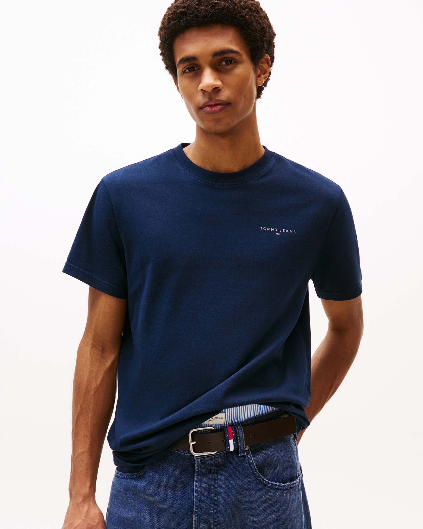 T-shirt mezza manica Tommy Jeans blu in cotone con logo piccolo sul petto image