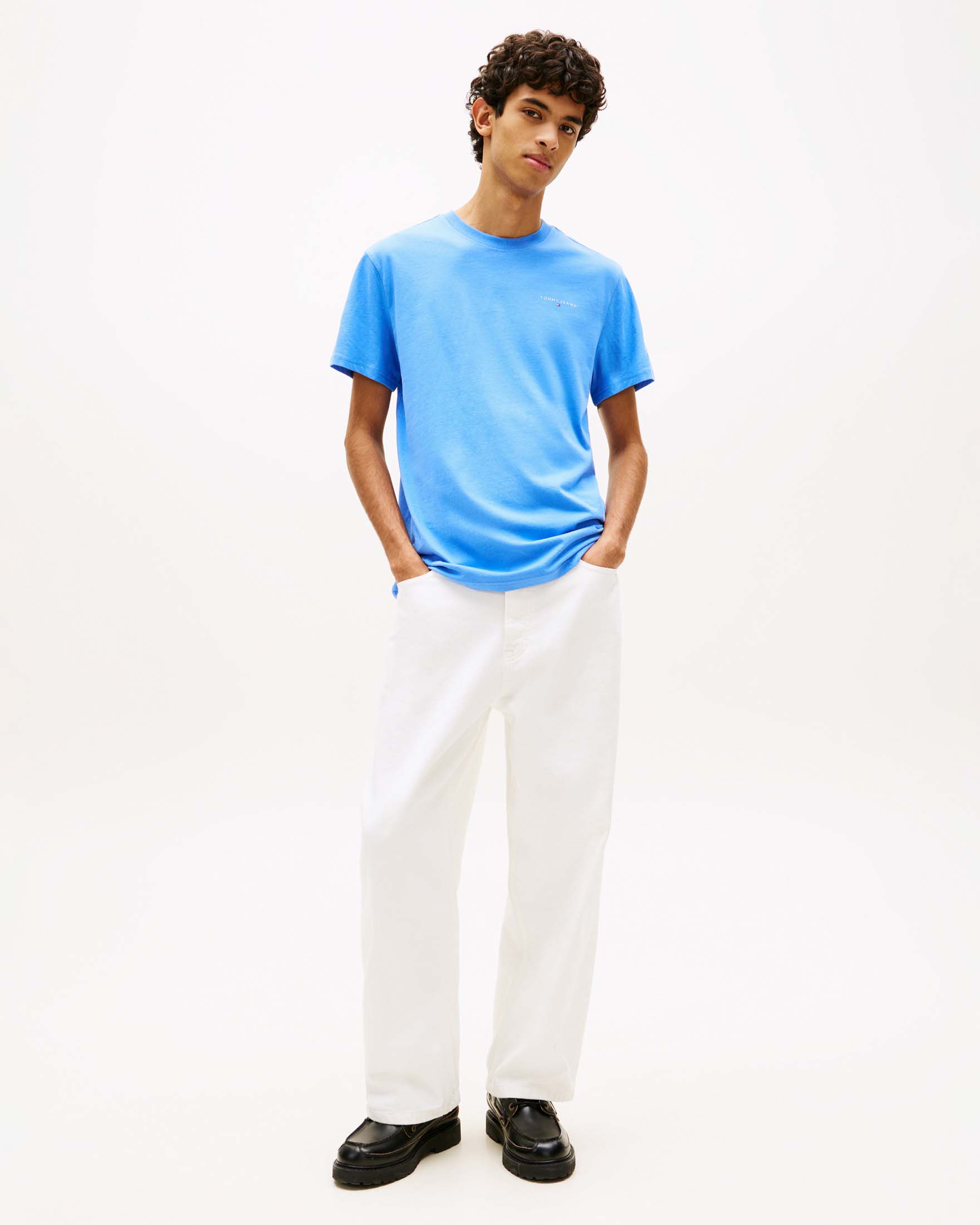 T-shirt mezza manica Tommy Jeans celeste in cotone con logo piccolo sul petto