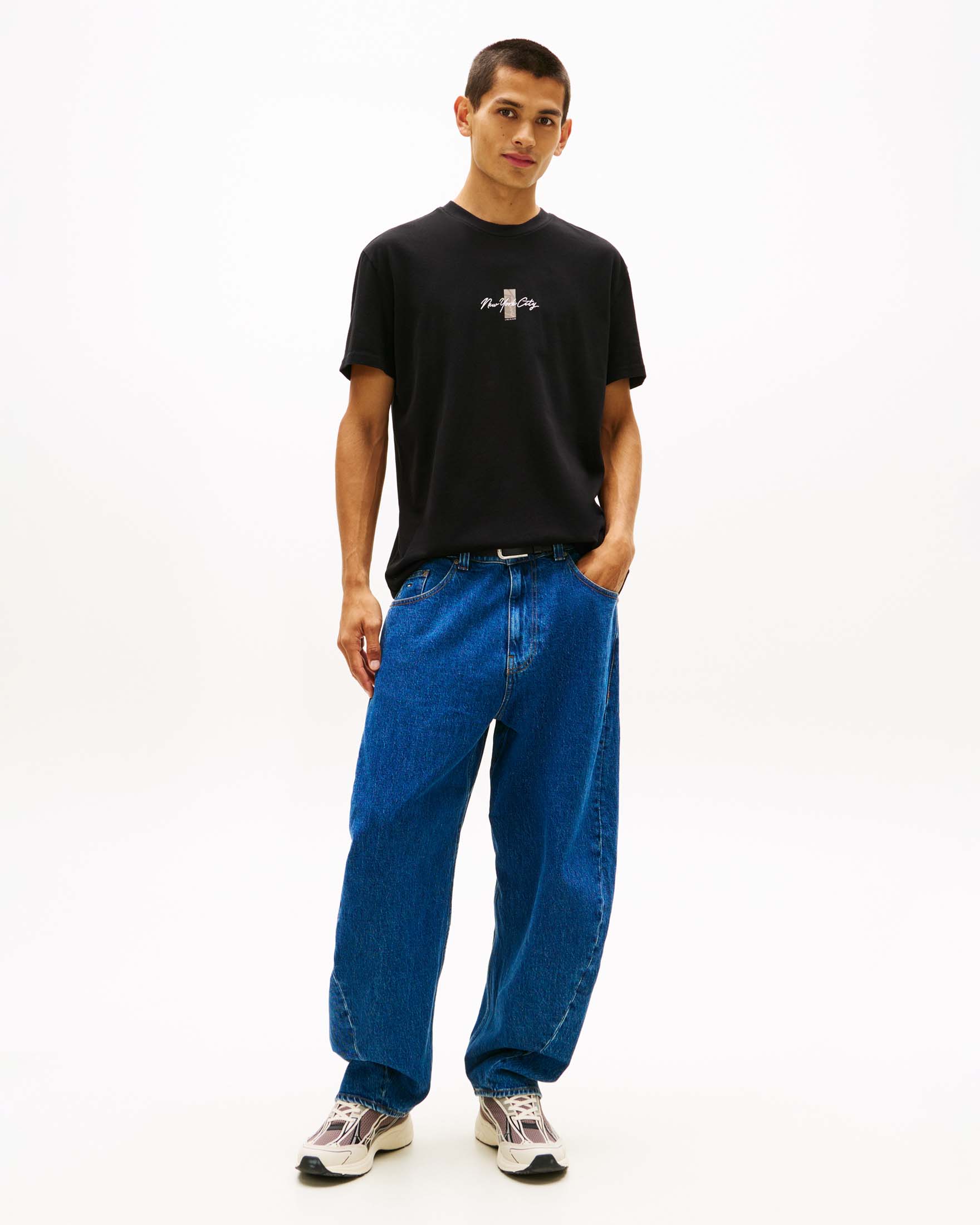 T-shirt Tommy Jeans nera in cotone con ricamo davanti e maxi stampa sul retro