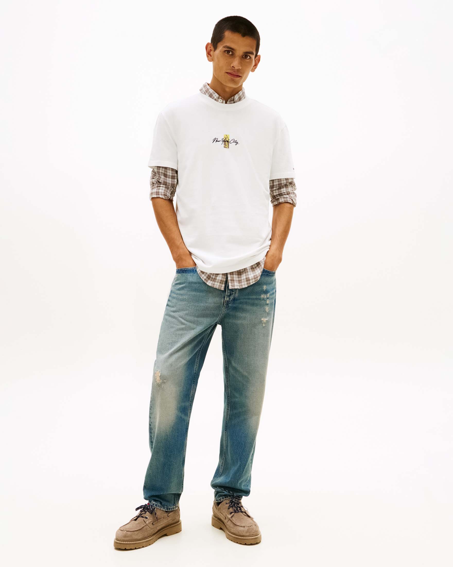 T-shirt Tommy Jeans bianca in cotone con ricamo davanti e maxi stampa sul retro