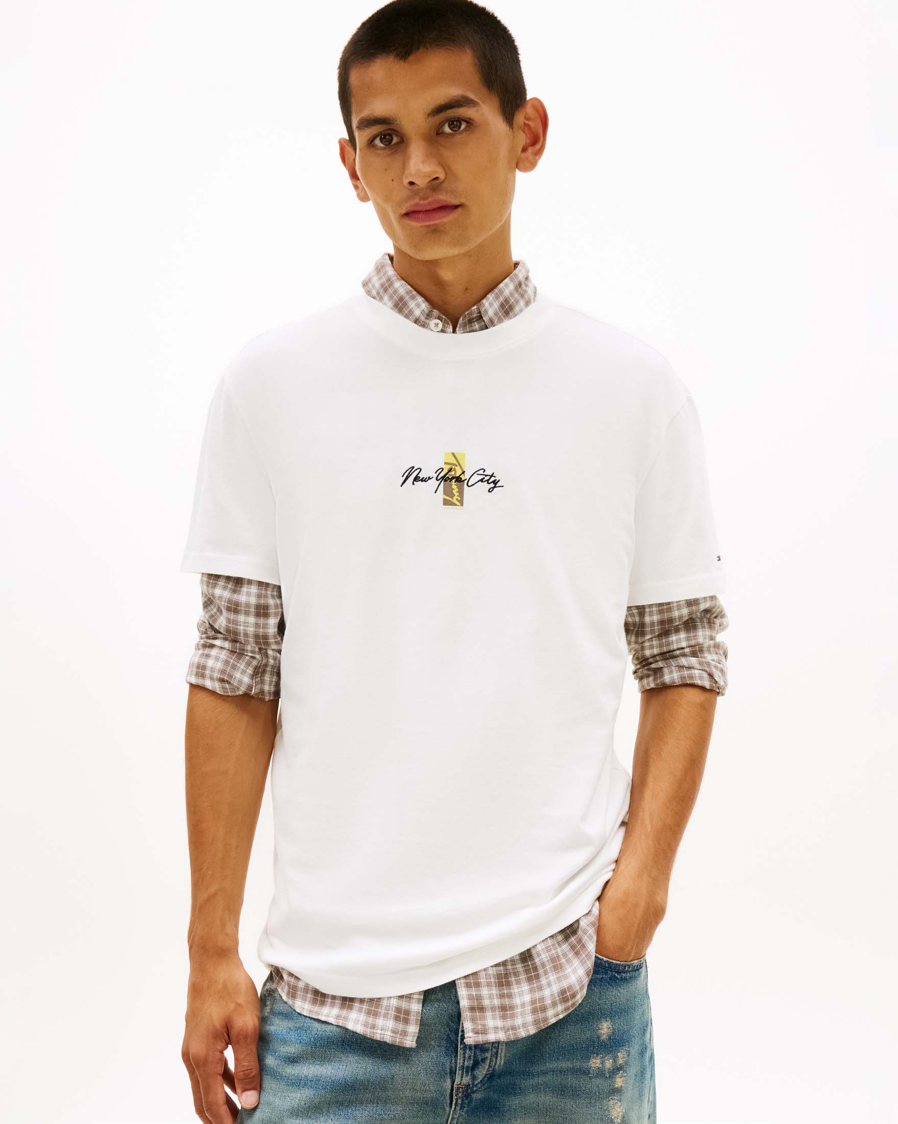 T-shirt Tommy Jeans bianca in cotone con ricamo davanti e maxi stampa sul retro image