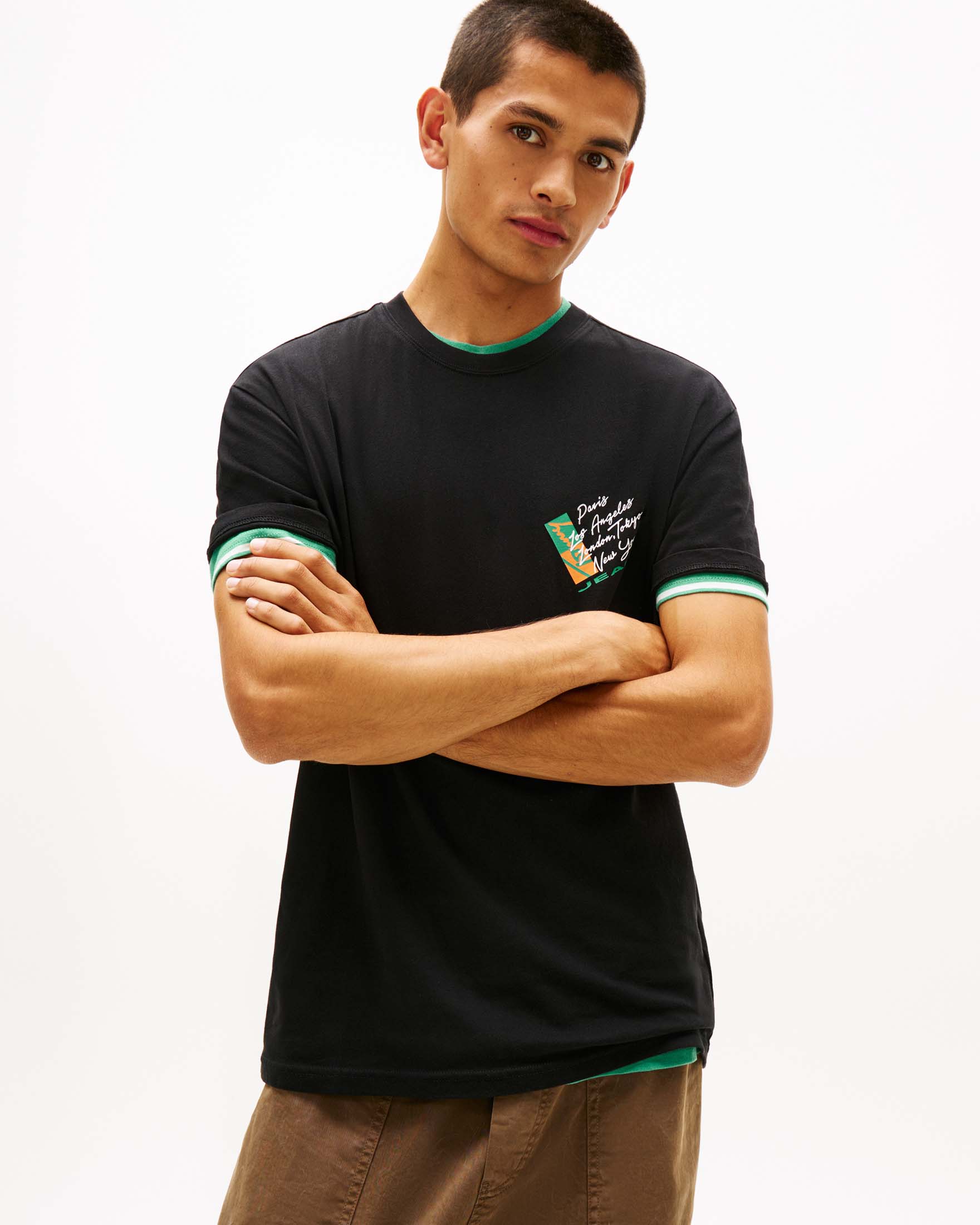 T-shirt mezza manica Tommy Jeans nera in cotone con stampa logo multicolore image