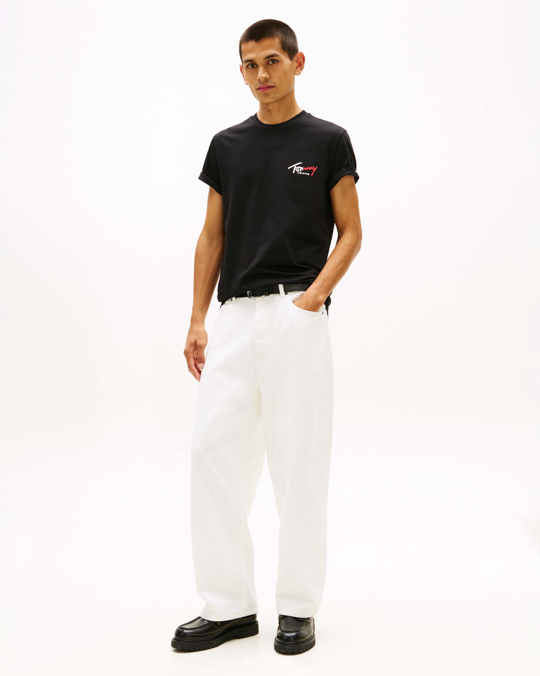 T-shirt Tommy Jeans nera in cotone con logo stampato sul petto