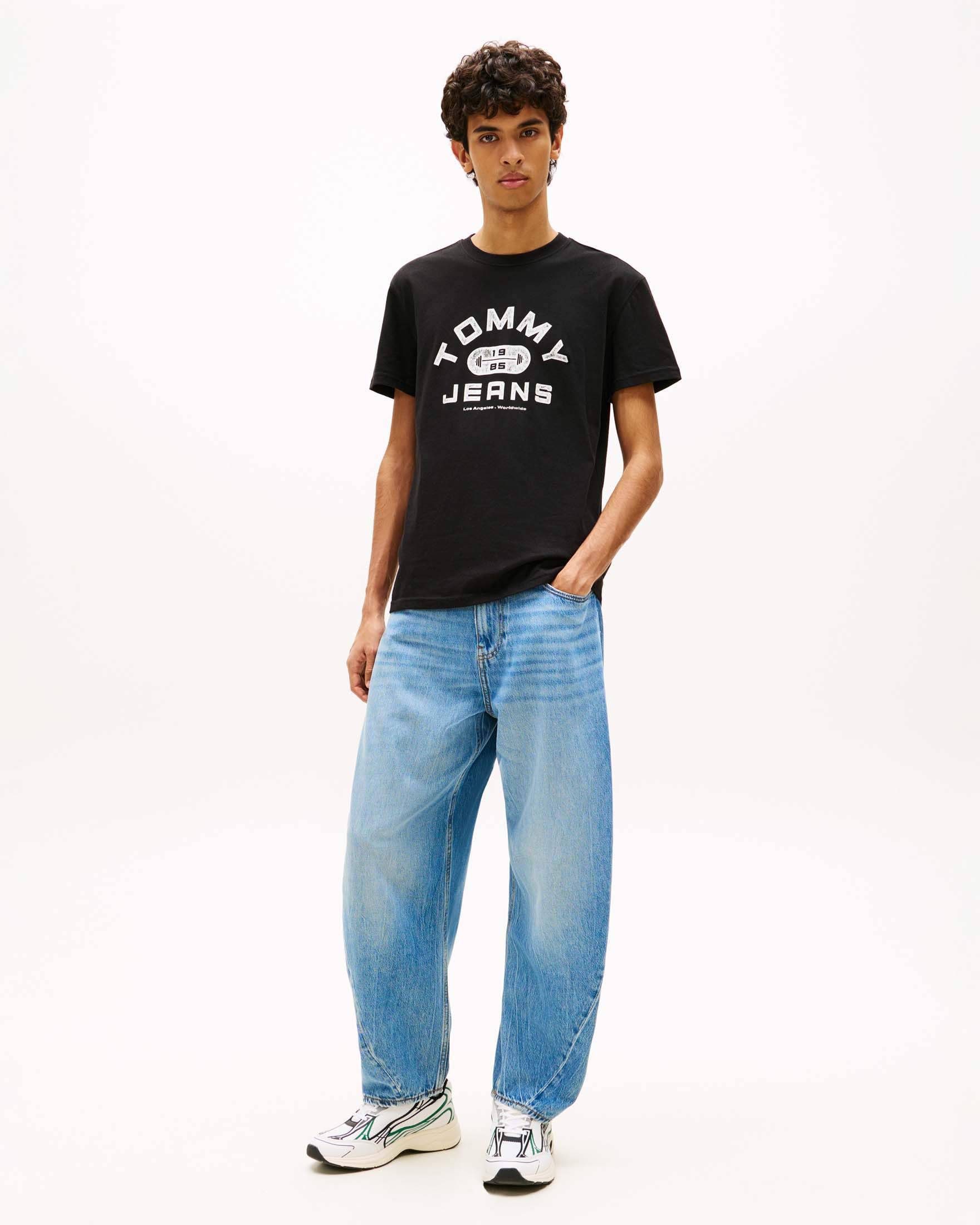 T-shirt mezza manica Tommy Jeans nera in cotone con stampa logo vintage sul petto