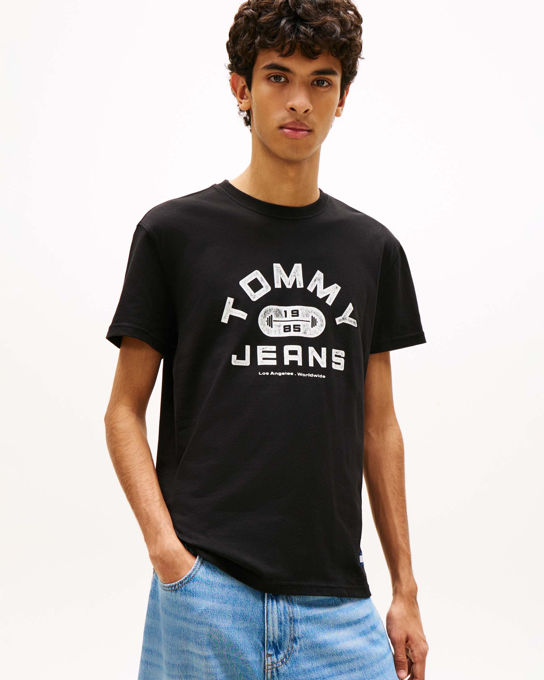 T-shirt mezza manica Tommy Jeans nera in cotone con stampa logo vintage sul petto image