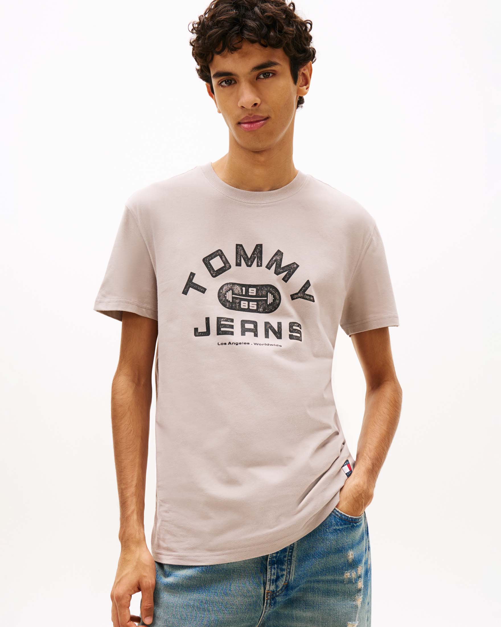 T-shirt mezza manica Tommy Jeans beige in cotone con stampa logo vintage sul petto image