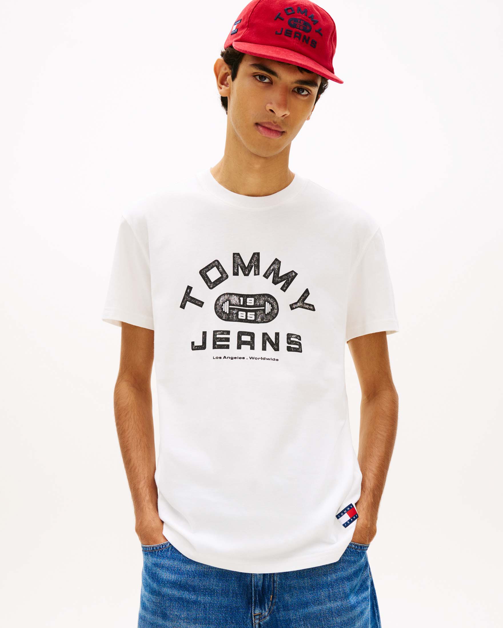 T-shirt mezza manica Tommy Jeans bianca in cotone con stampa logo vintage sul petto image