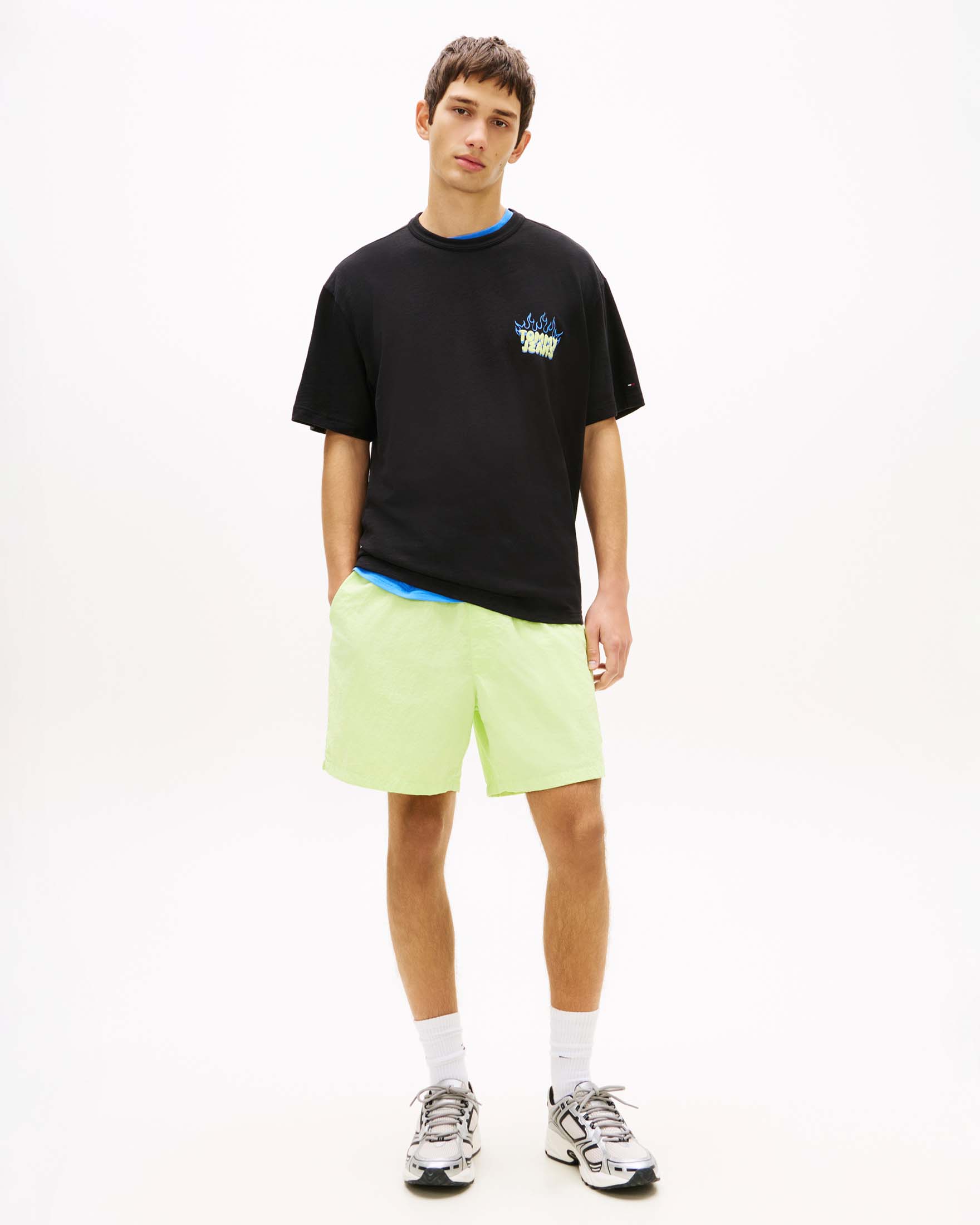 T-shirt mezza manica Tommy Jeans nera in cotone con stampa logo e fiamme fronte e retro