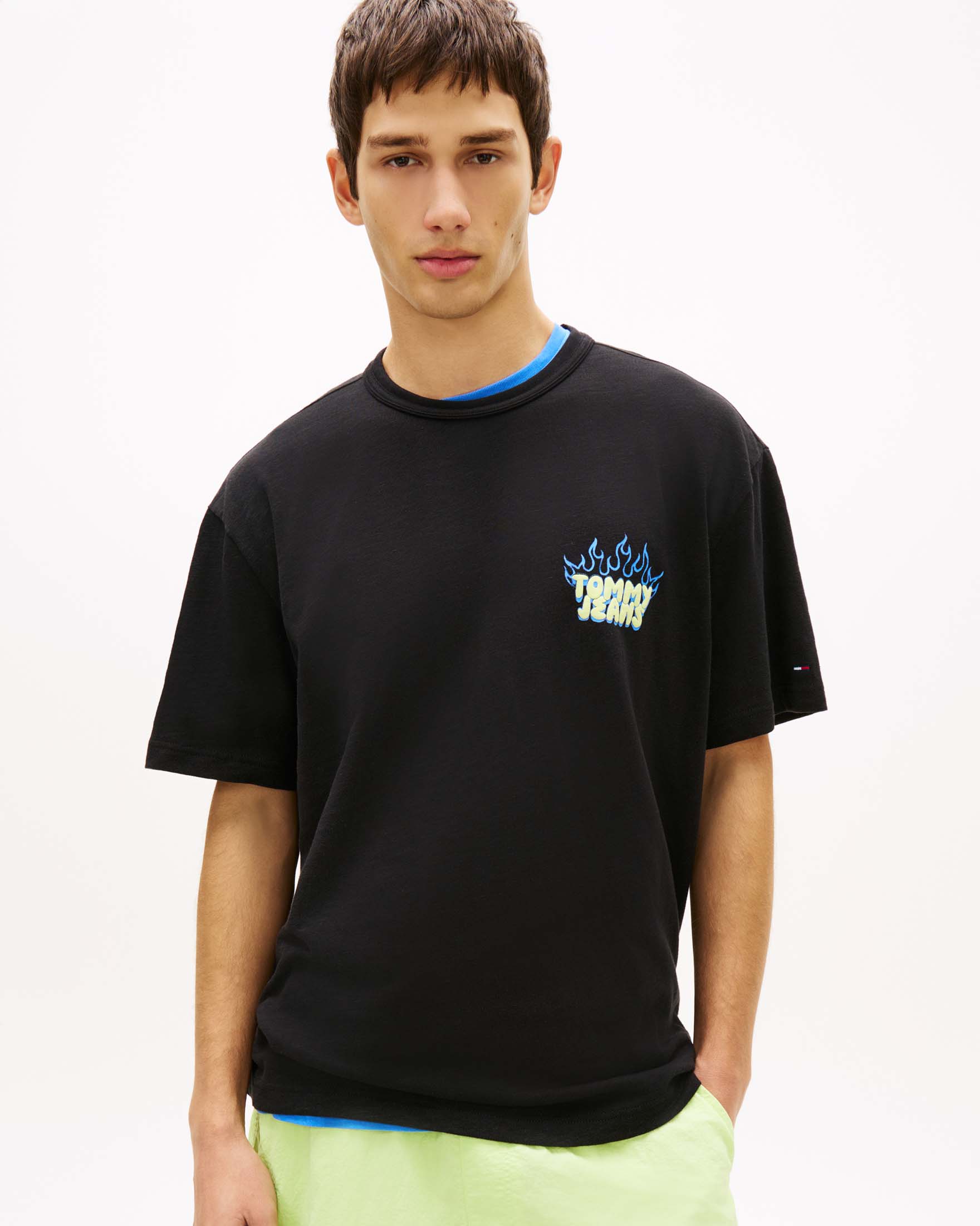T-shirt mezza manica Tommy Jeans nera in cotone con stampa logo e fiamme fronte e retro image