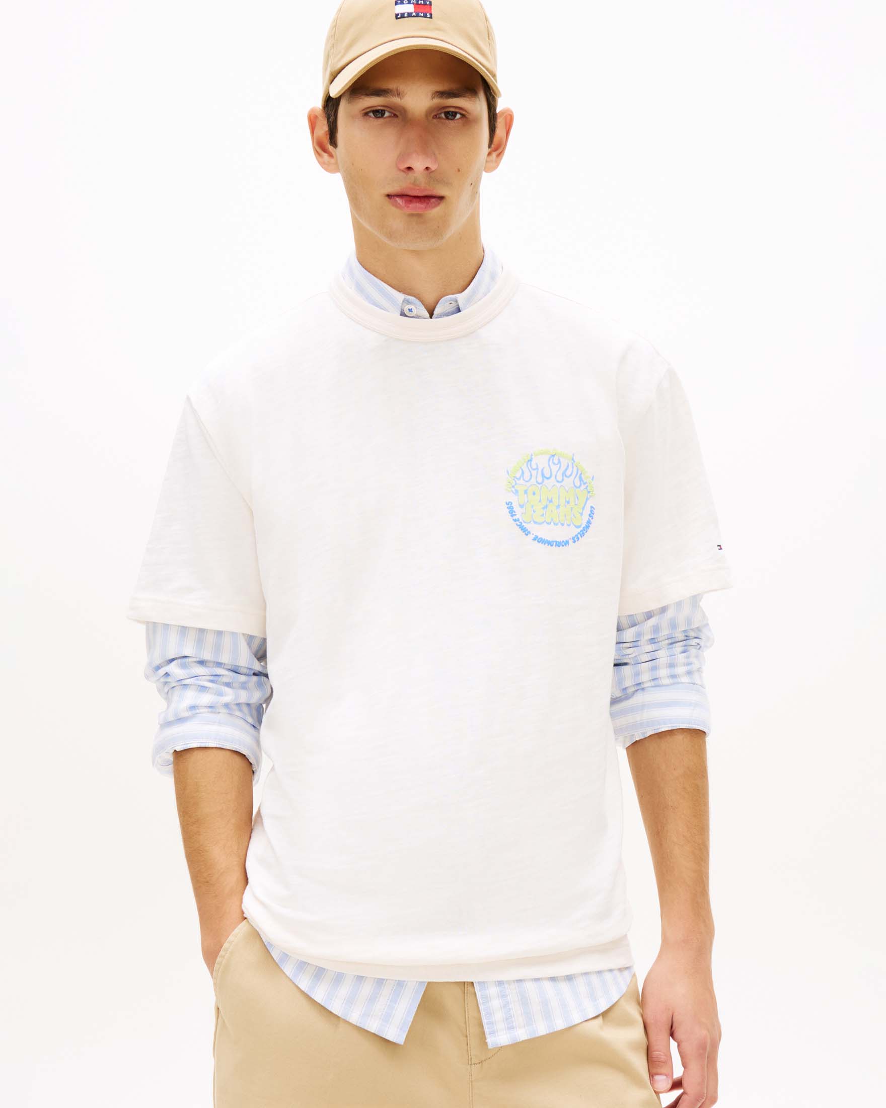 T-shirt mezza manica Tommy Jeans bianca in cotone con stampa logo e fiamme fronte e retro image