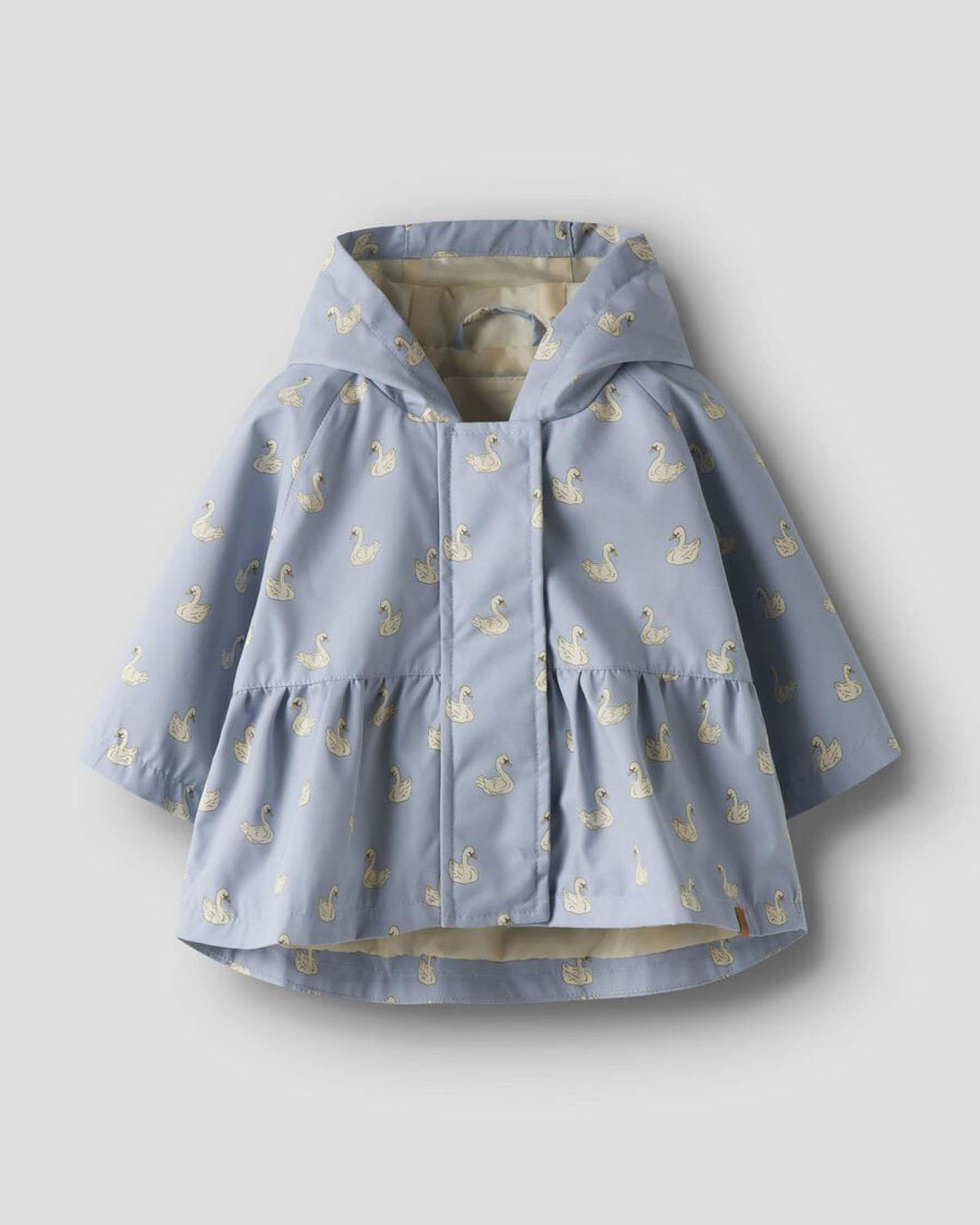 Giubbino azzurro Lil'Atelier idrorepellente con fantasia cigni