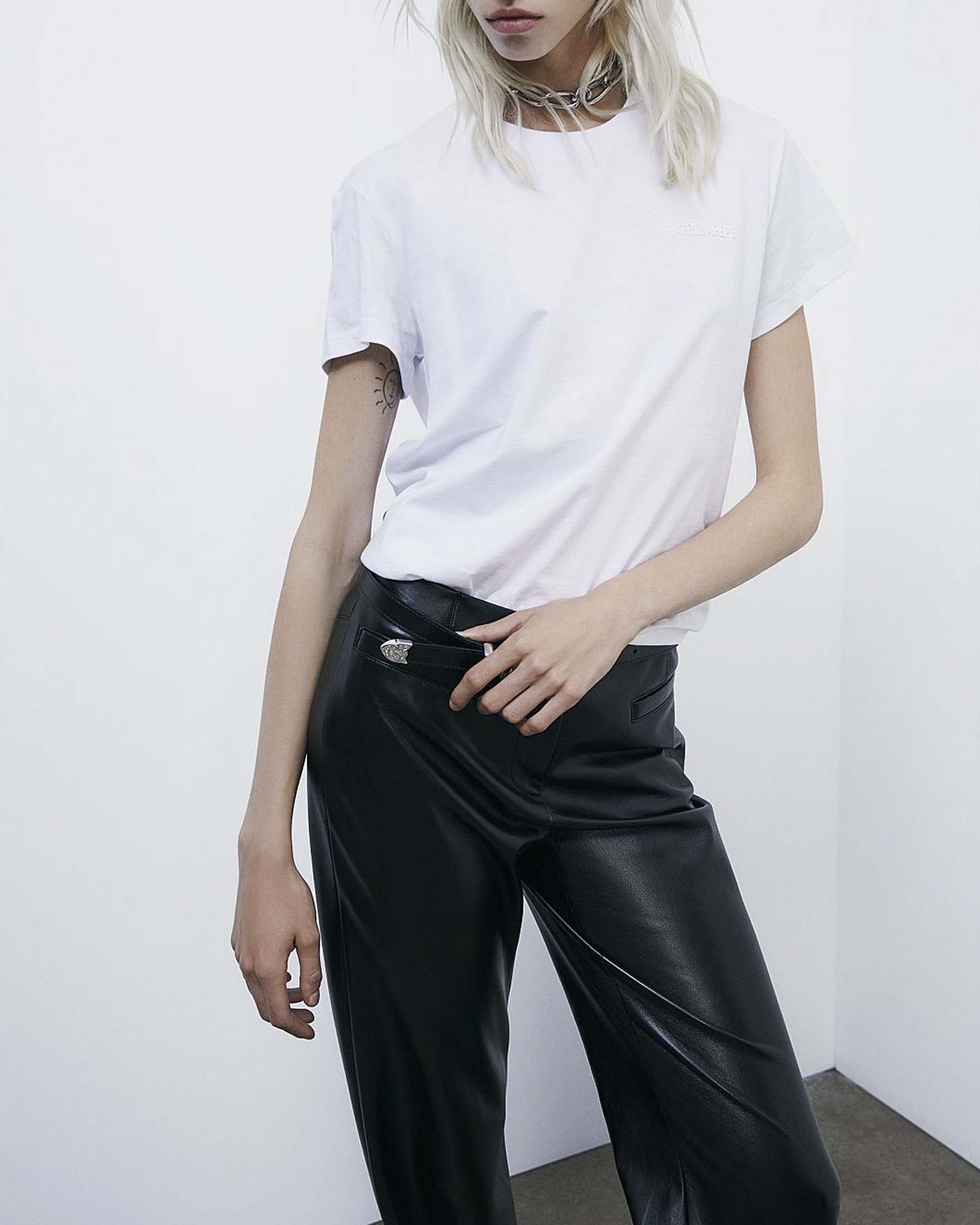 T-shirt bianca mezza manica in cotone con logo ricamato sul petto tono su tono
