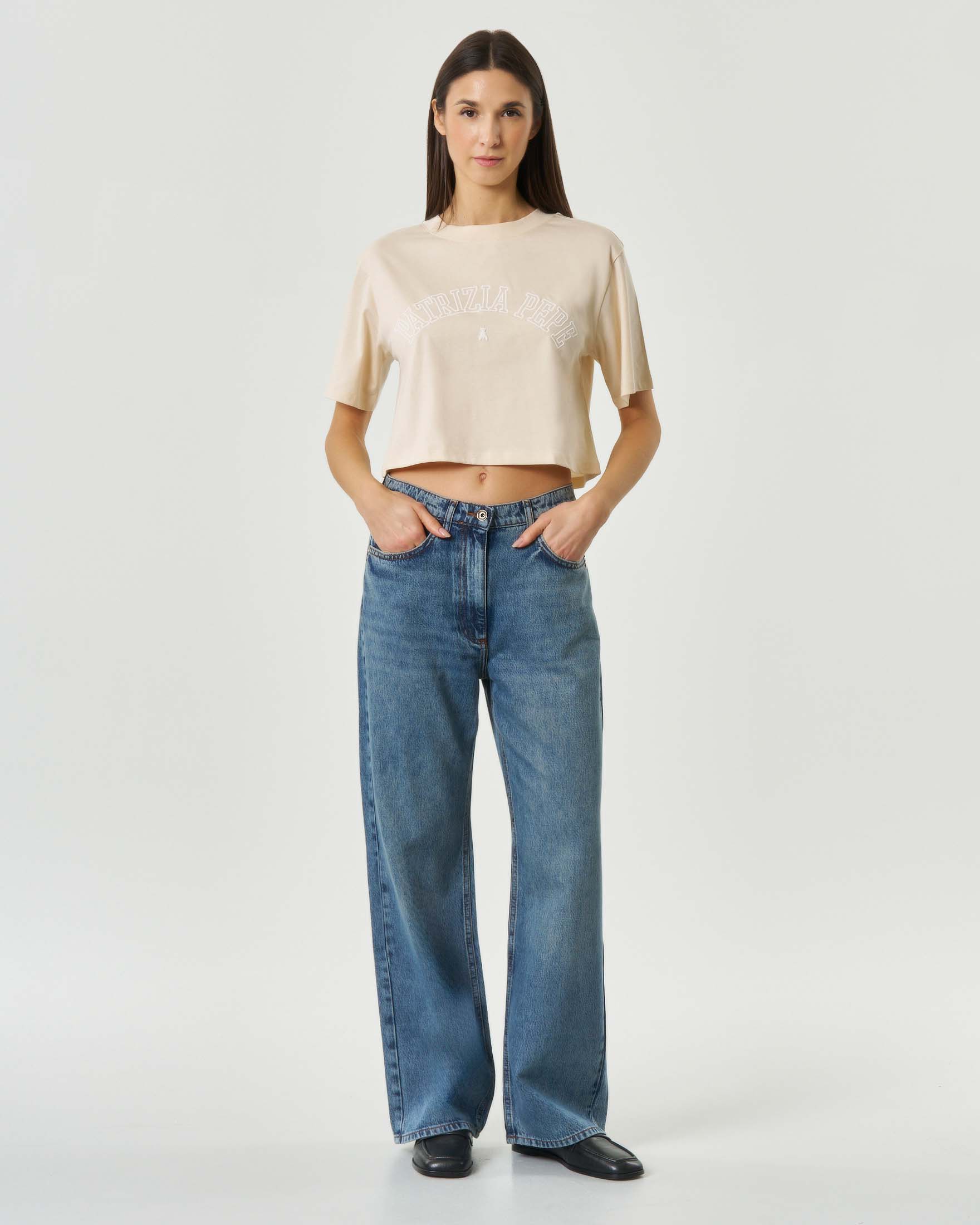T-shirt color avorio cropped con logo ricamato