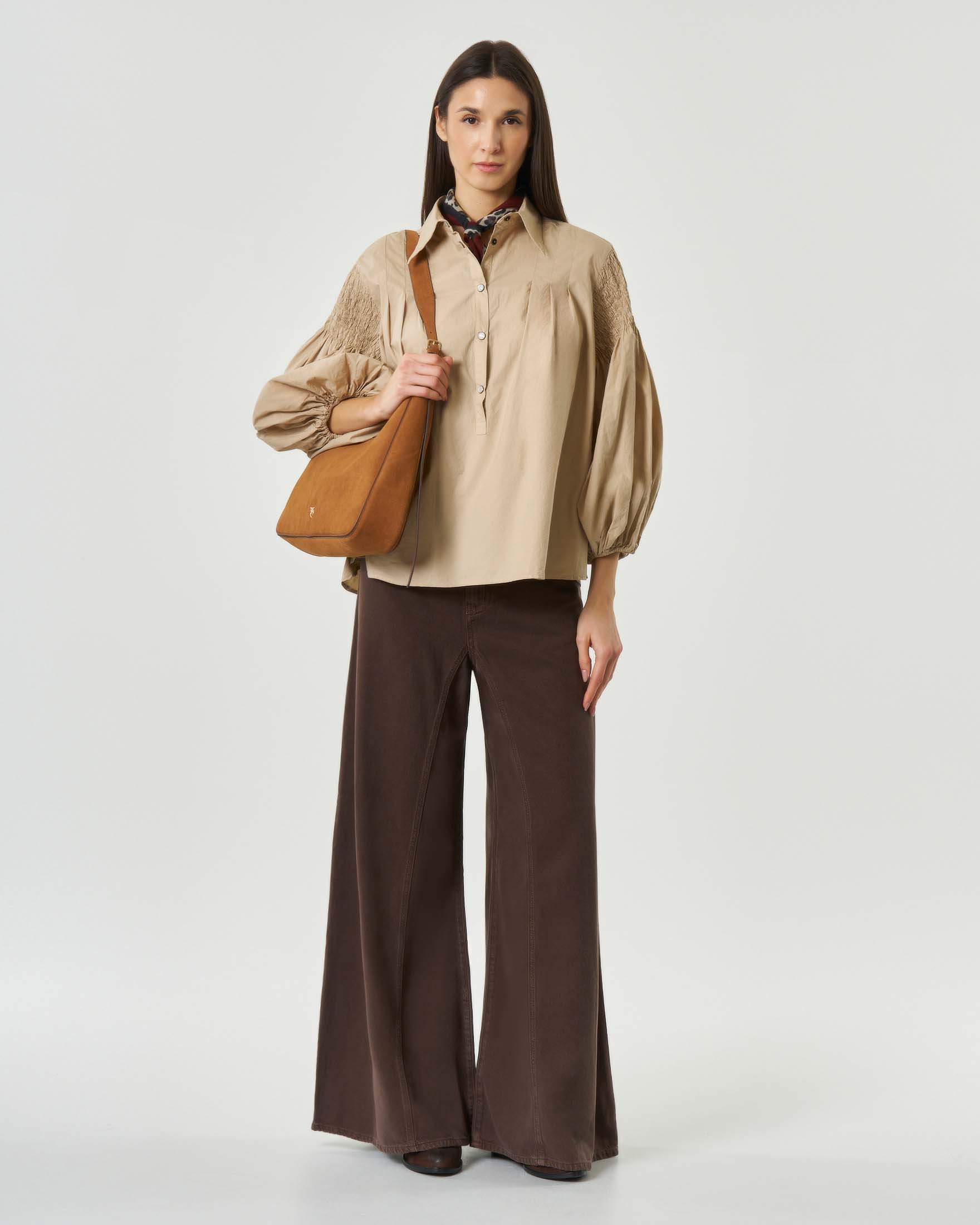 Camicia beige in cotone con maniche a sbuffo e dettagli a punto smock