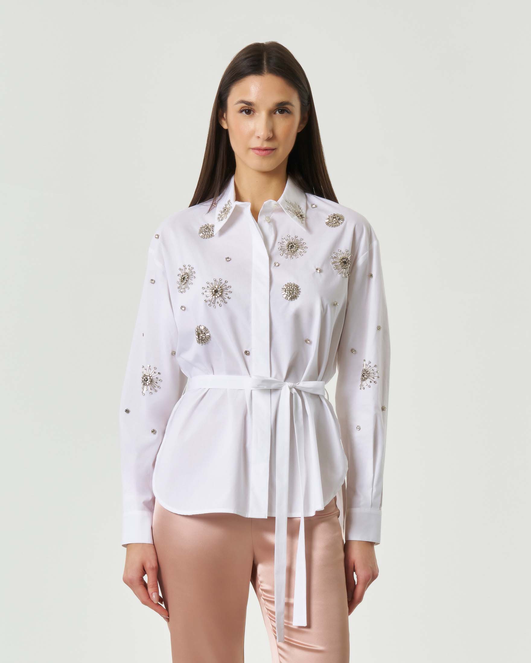 Camicia bianca in popeline di puro cotone con strass gioiello applicati e cintura da annodare