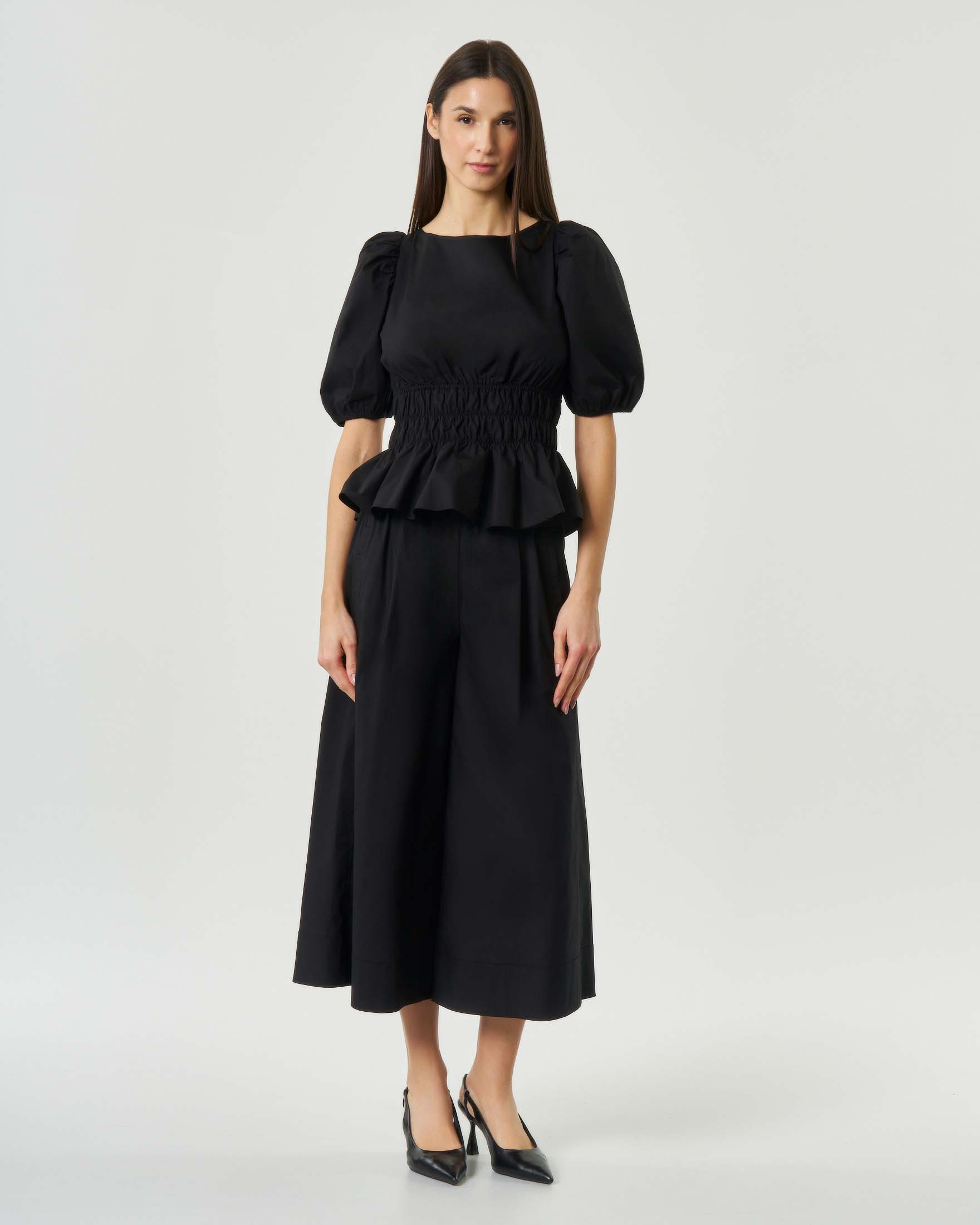 Pantalone nero cropped in popeline di cotone con tasche laterali e arricciatura in vita