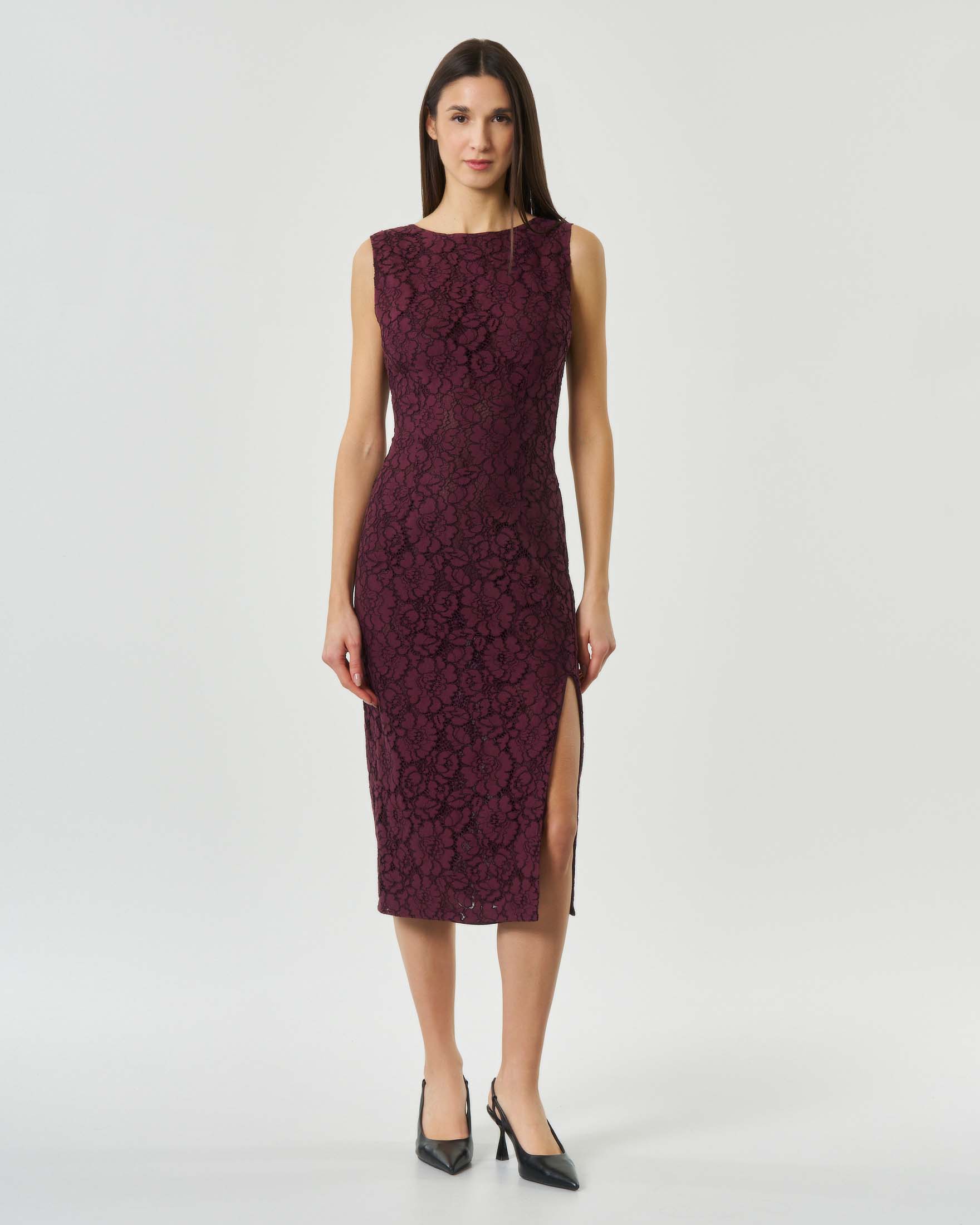 Abito midi in pizzo bordeaux senza maniche con spacco laterale