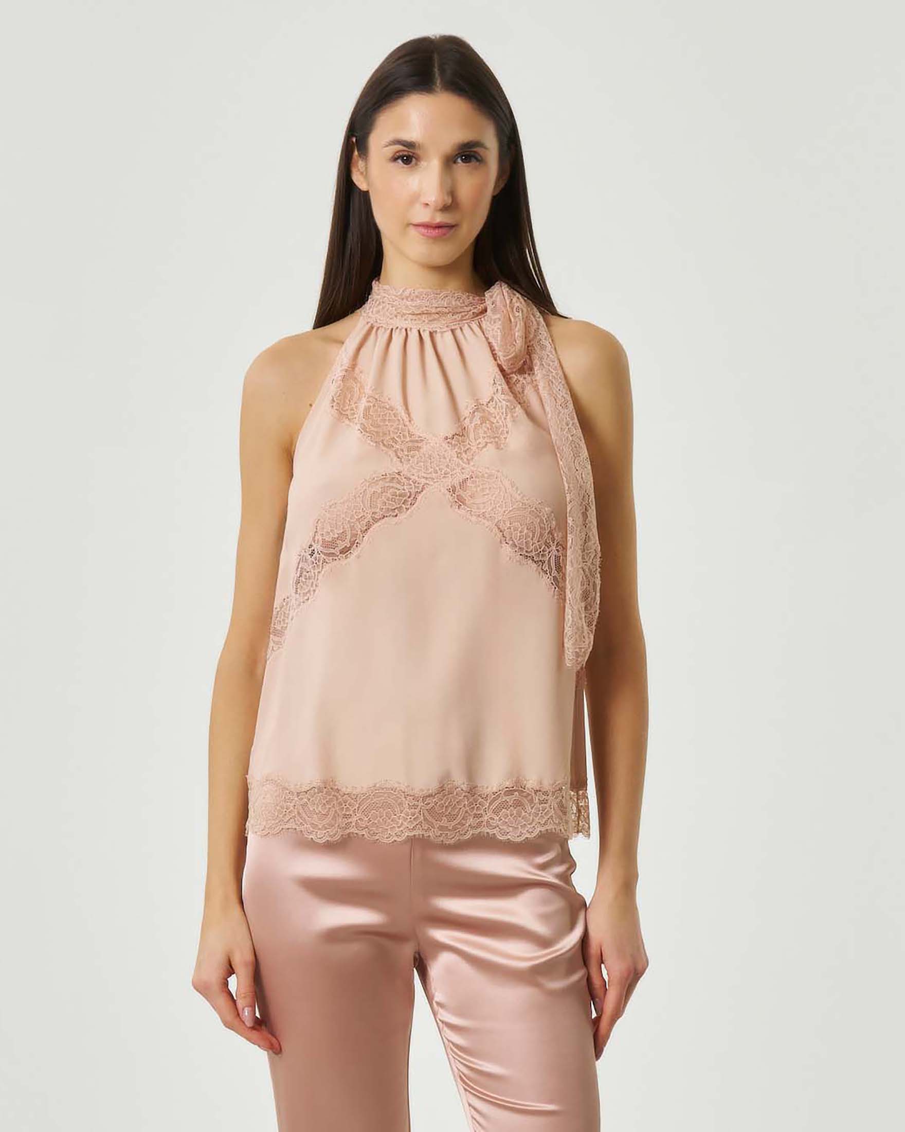 Top color cipria in crêpe con scollo halter e inserti in pizzo