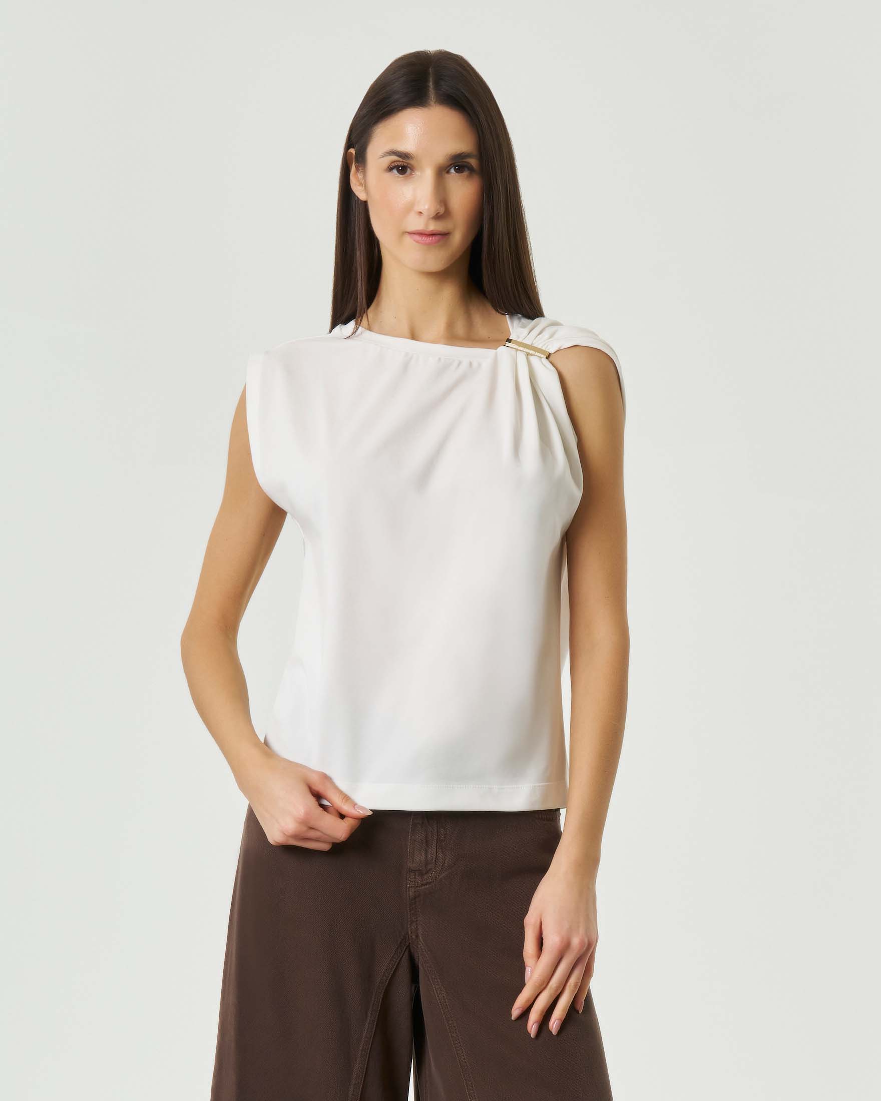 Top bianco smanicato in puro cotone a effetto drappeggio con fibbia dorata