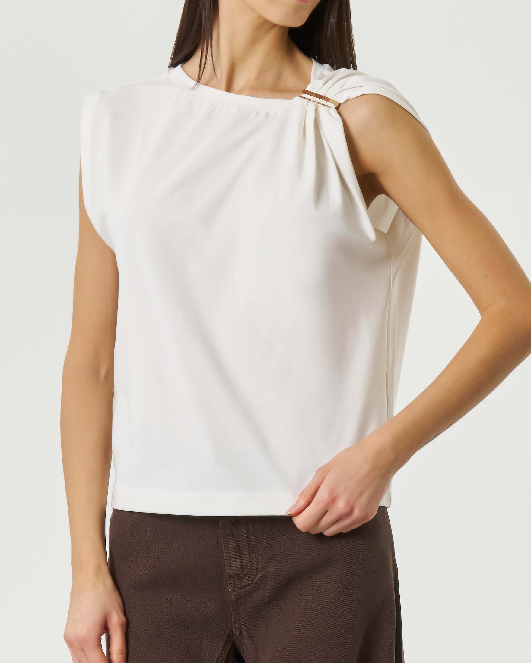 Top bianco smanicato Pinko in puro cotone a effetto drappeggio con fibbia dorata image