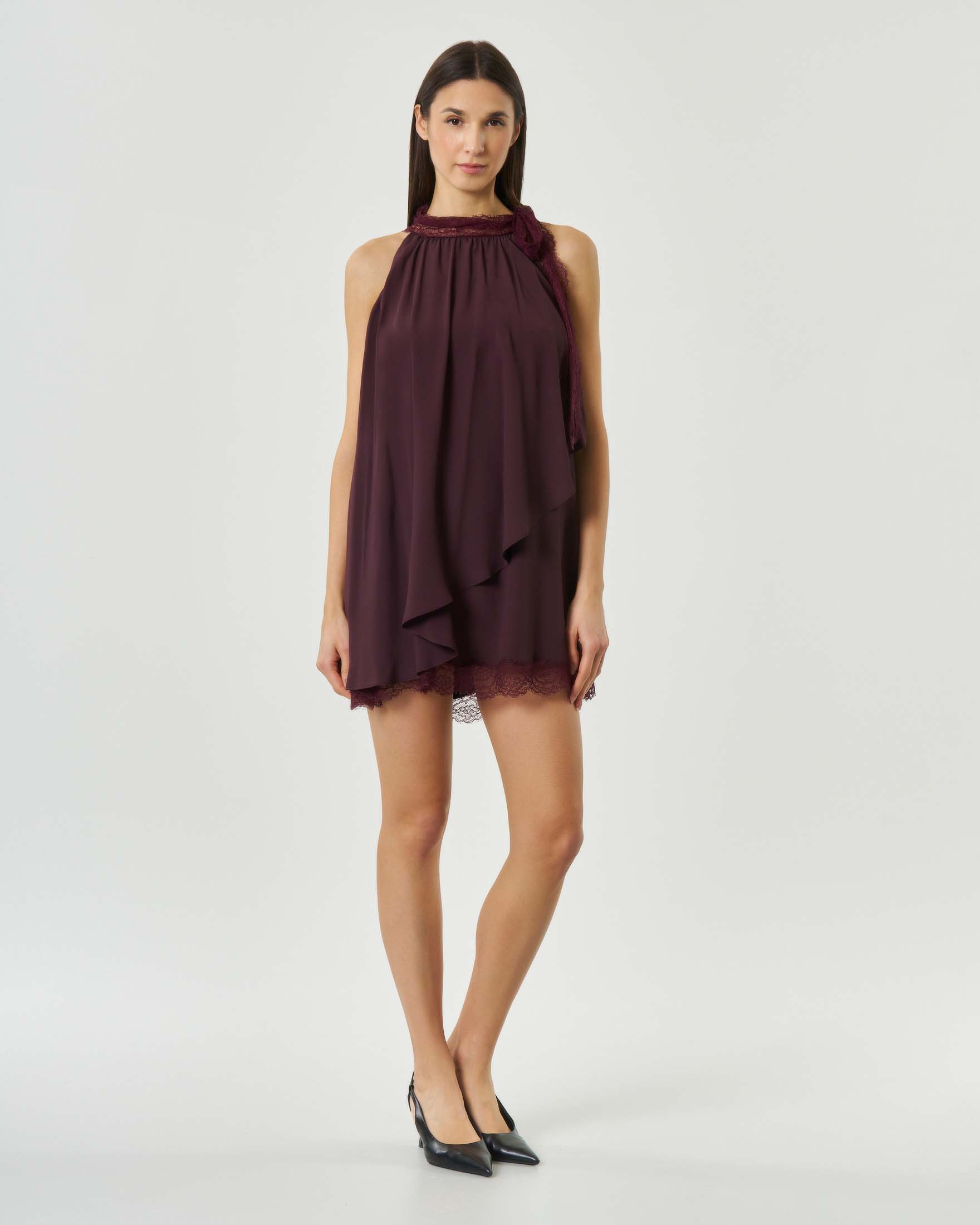 Abito corto bordeaux in misto seta con inserti in pizzo e scollo halter