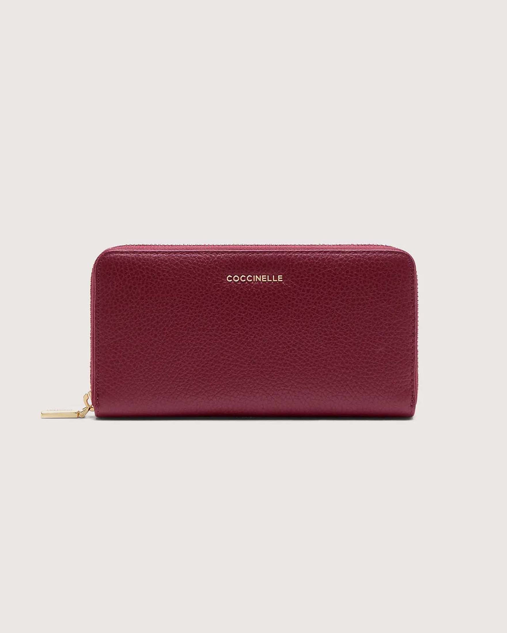 Portafoglio a libro Coccinelle Metallic Soft in pelle granulata rossa con logo metallico