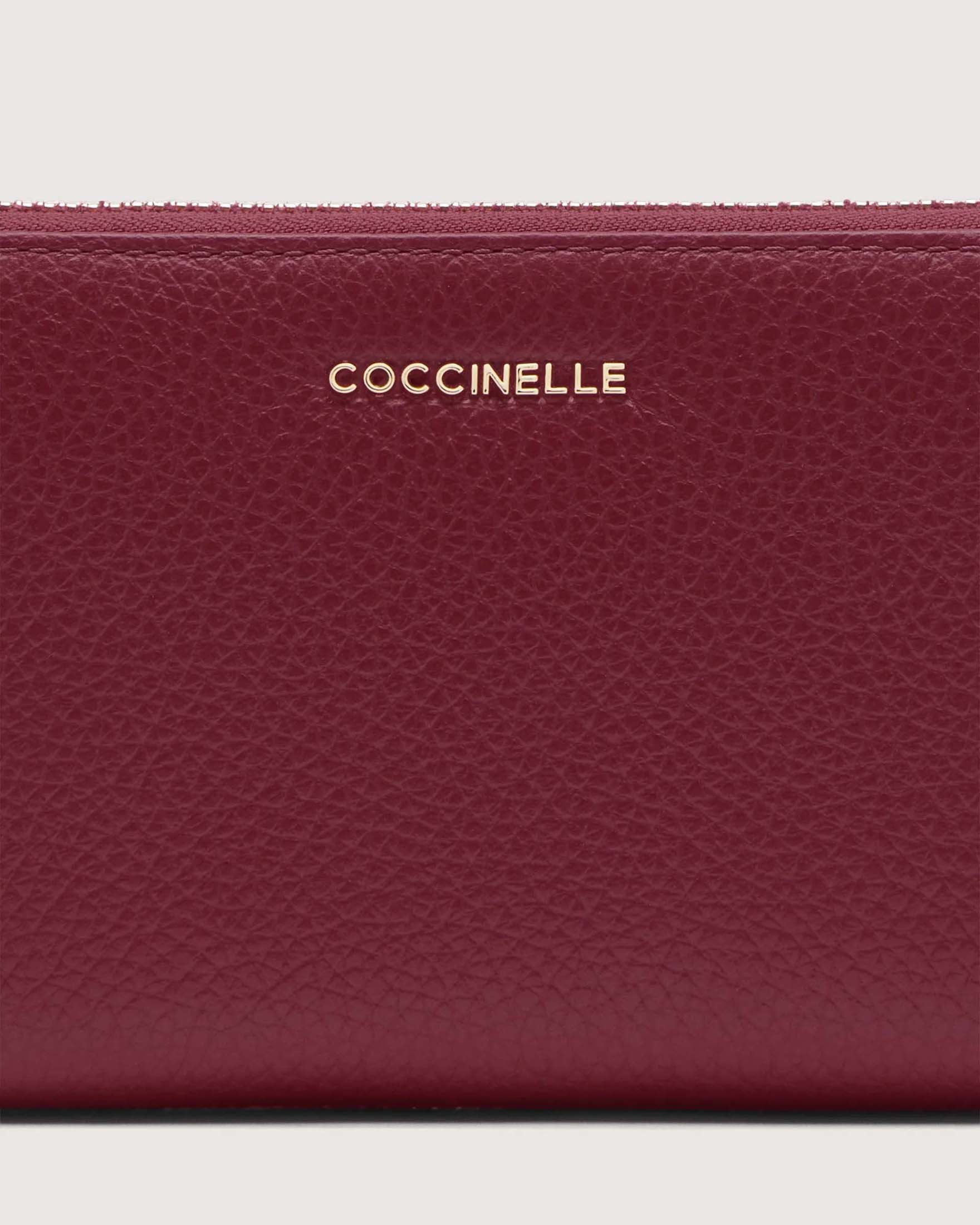 Portafoglio a libro Coccinelle Metallic Soft in pelle granulata rossa con logo metallico
