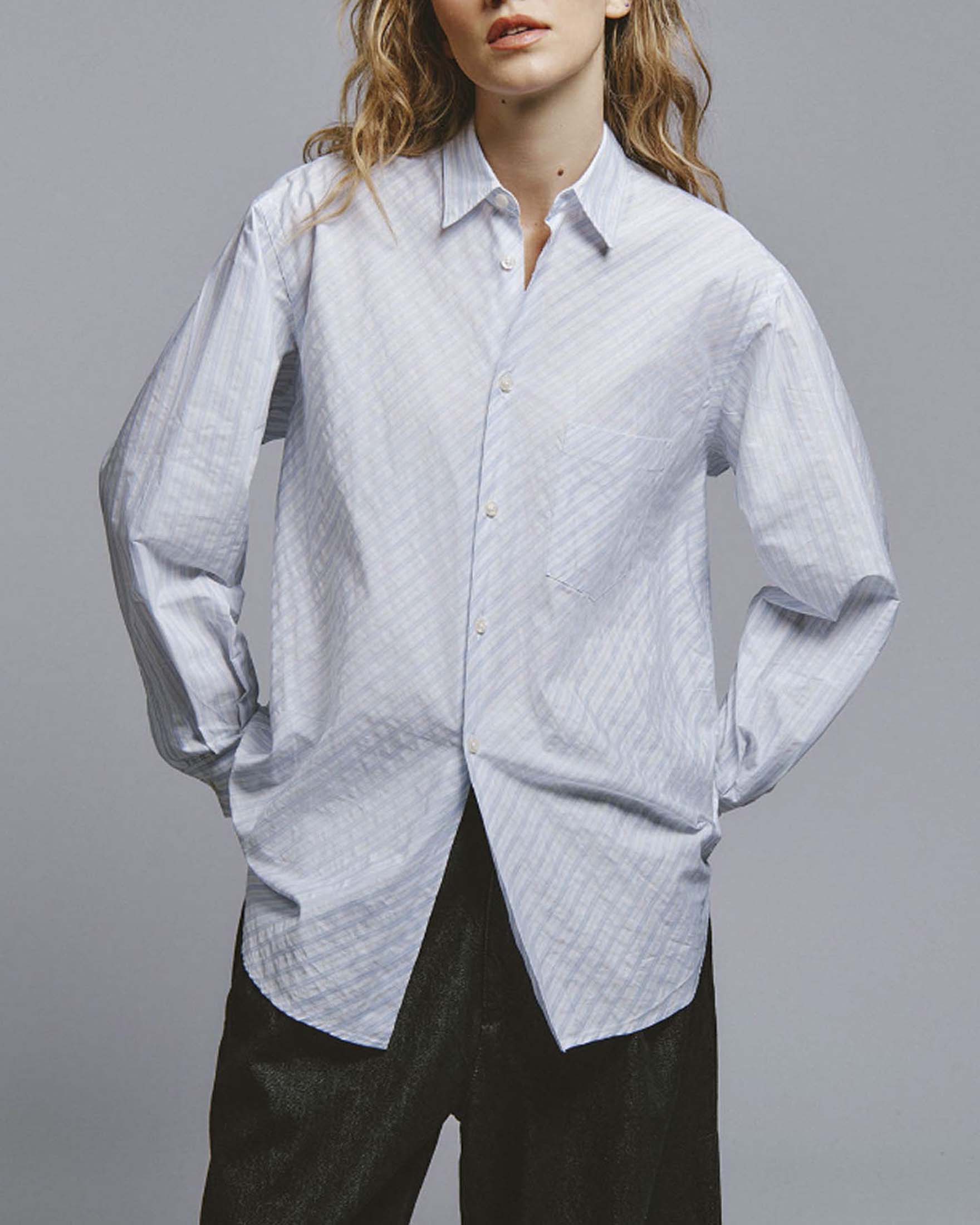 Camicia Garçon oversize bianca a righe diagonali azzurre in popeline
