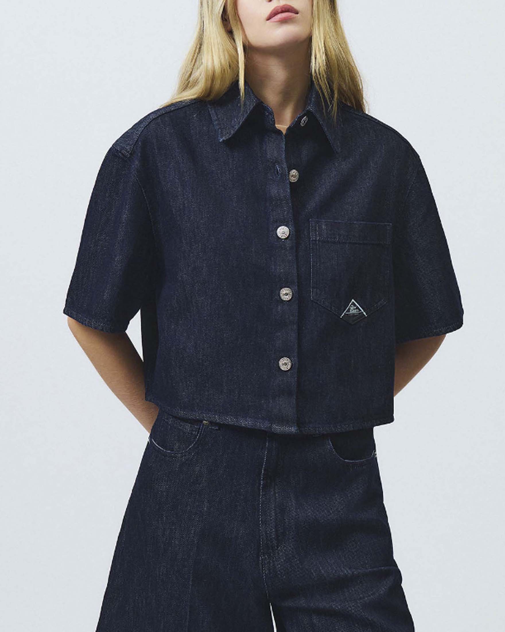 Camicia cropped a maniche corte in denim a lavaggio scuro con taschino