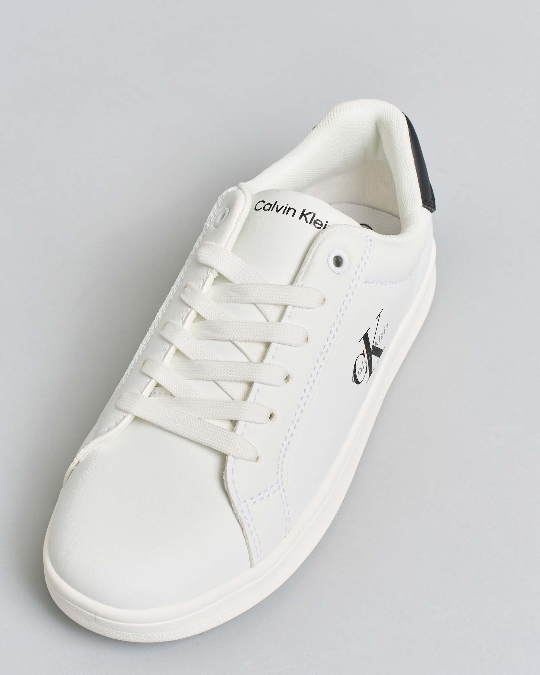 Sneakers Calvin Klein bianche in ecopelle con lacci e finiture nere image