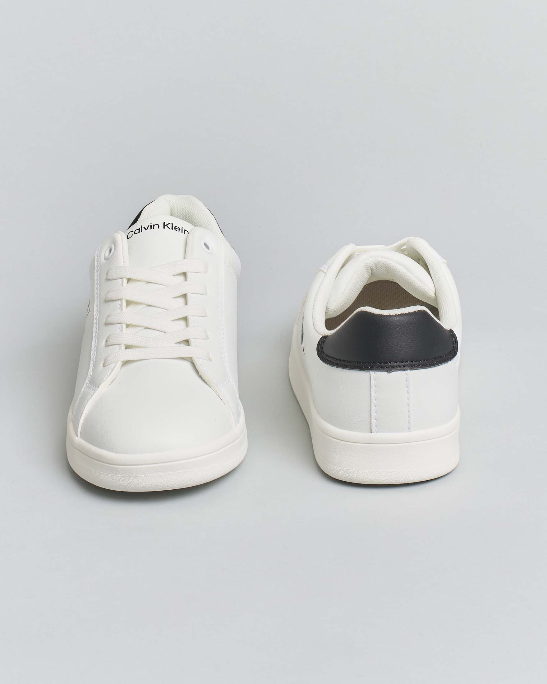 Sneakers Calvin Klein bianche in ecopelle con lacci e finiture nere